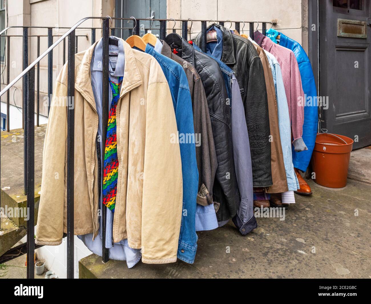 Vêtements de seconde main suspendus sur un porte-vêtements devant un magasin à Stockbridge, Édimbourg, Écosse, Royaume-Uni. Banque D'Images