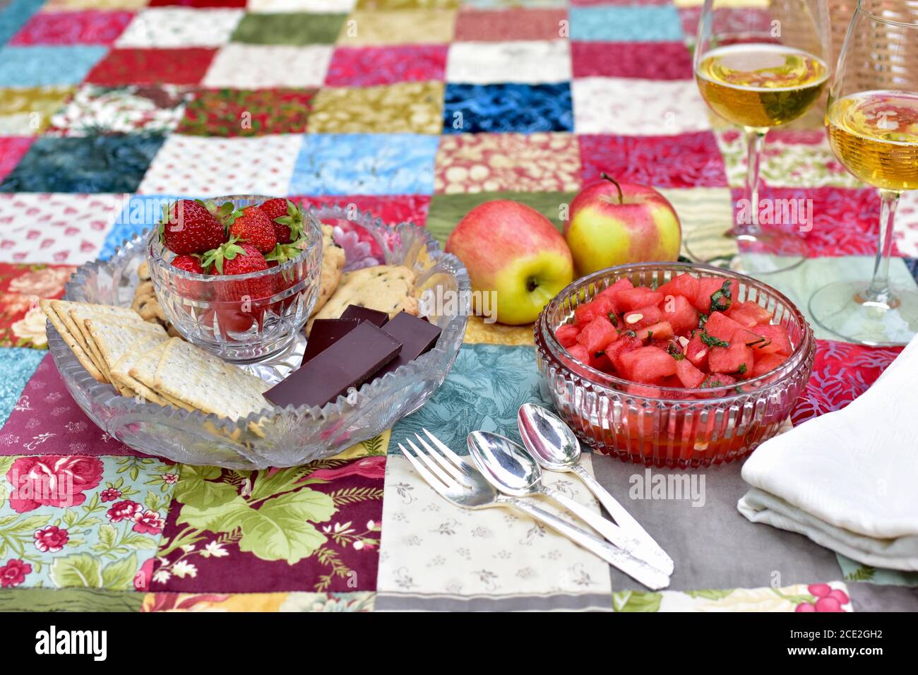 L'été, cadre de pique-nique gastronomique raffiné dans un magnifique jardin luxuriant pour un repas de vacances le jour romantique chaud de l'après-midi Banque D'Images