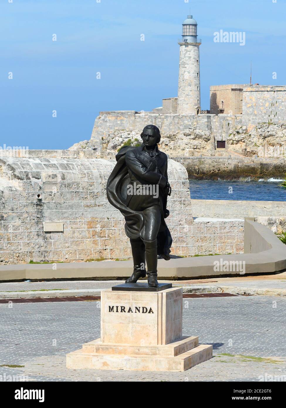 Statue de Francisco Miranda à la Havane, Cuba. Statue de bronze située dans le Malecon de la Habana avec phare du château de Morro derrière. Banque D'Images