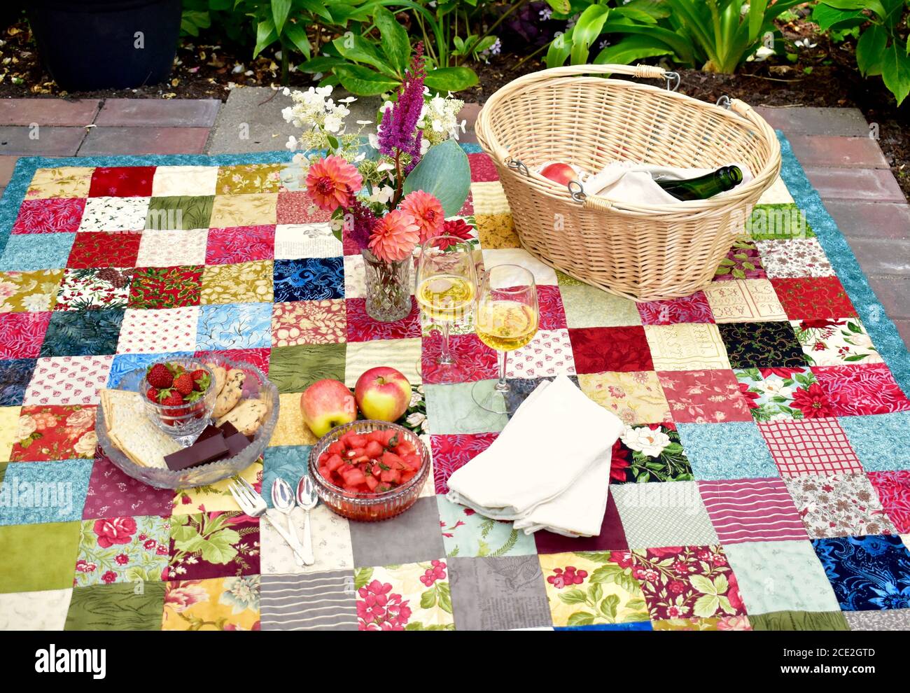 L'été, cadre de pique-nique gastronomique raffiné dans un magnifique jardin luxuriant pour un repas de vacances le jour romantique chaud de l'après-midi Banque D'Images