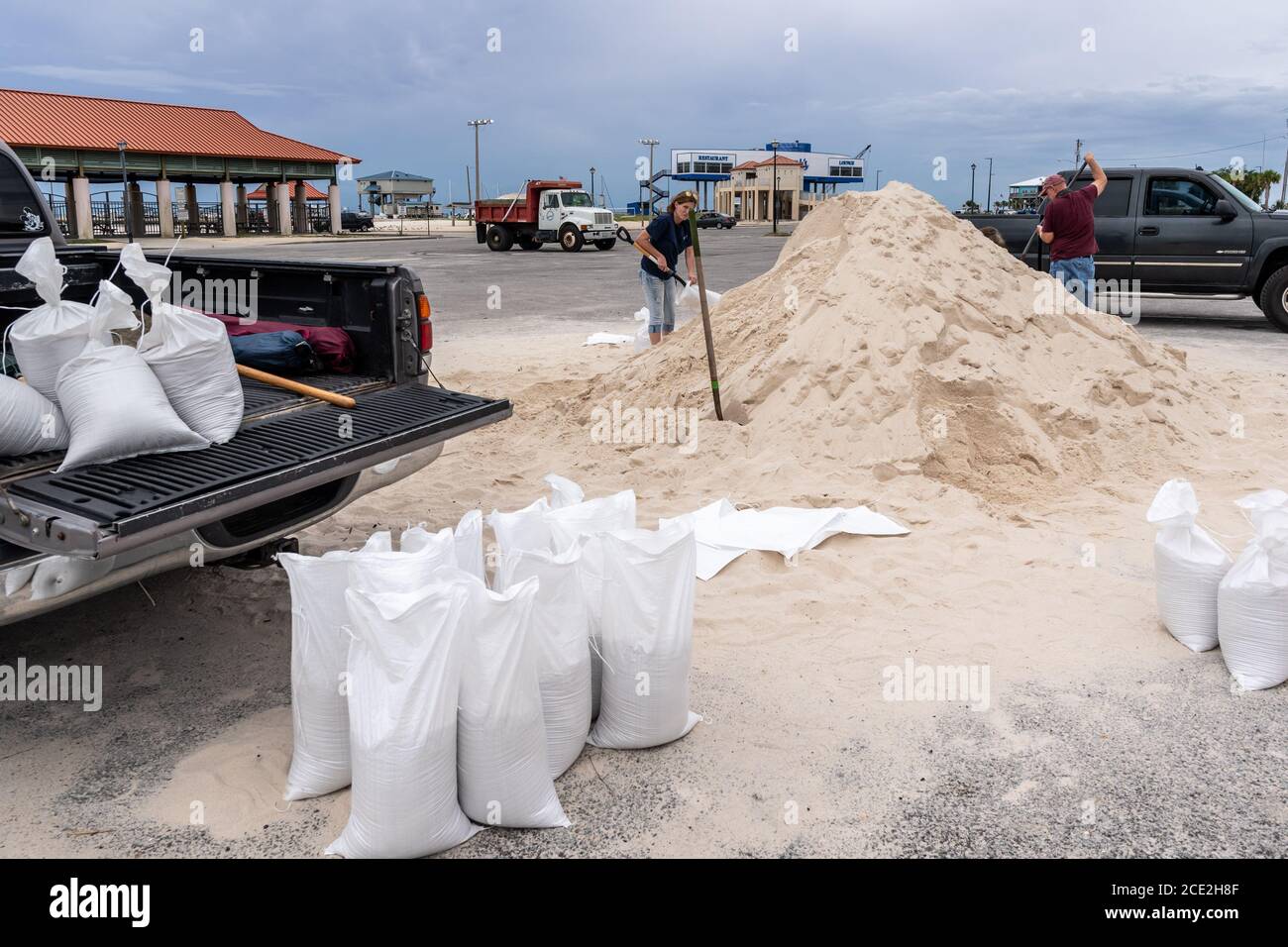Les résidents de la côte du golfe du Mississippi remplissent des sacs de sable à une station de sacs de sable avant l'ouragan Marco, long Beach, MS, États-Unis. Banque D'Images