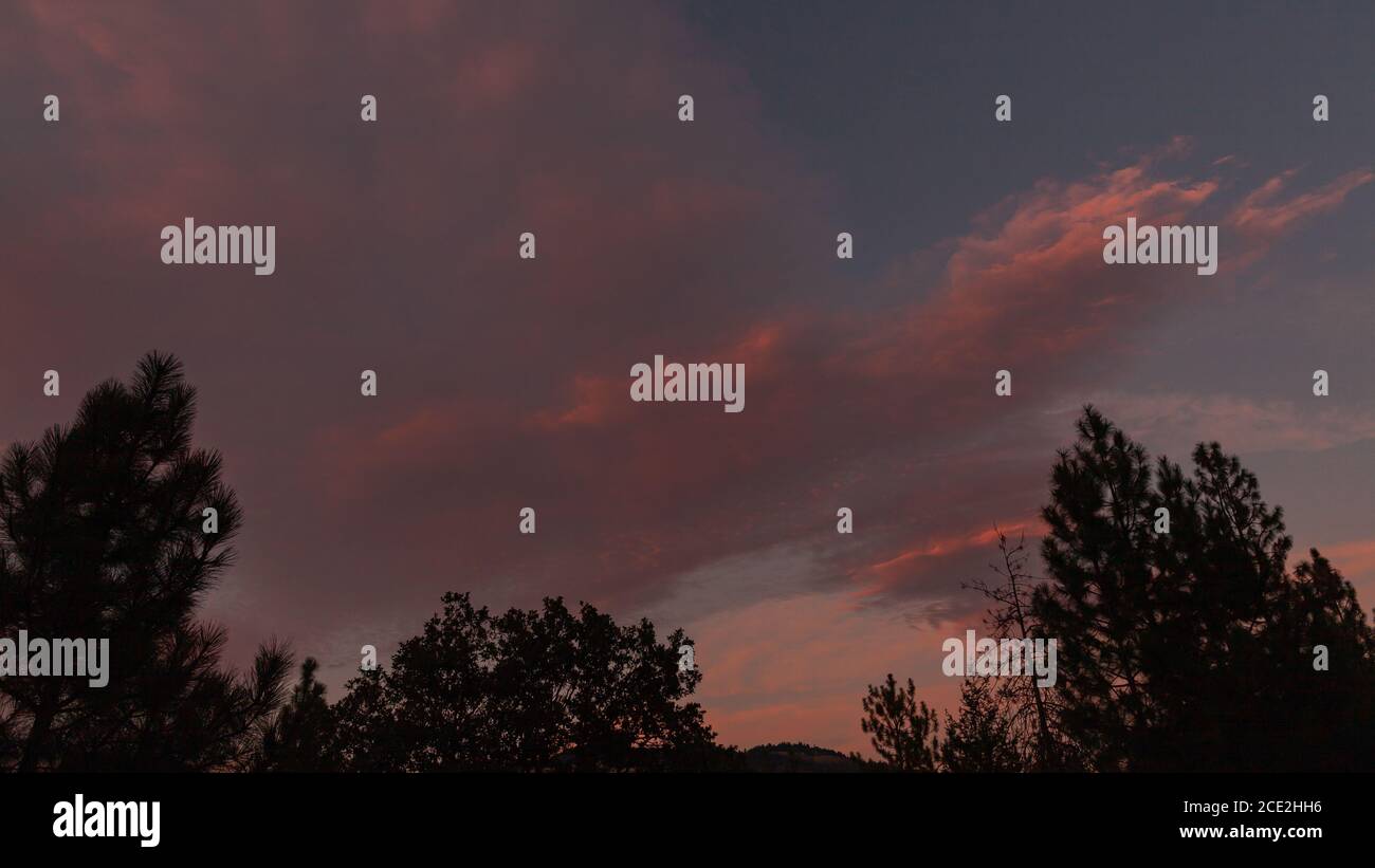 Lumière magnifique dans ce paysage de fin de soirée. Oregon, Ashland, Cascade Siskiyou Monument national, été Banque D'Images