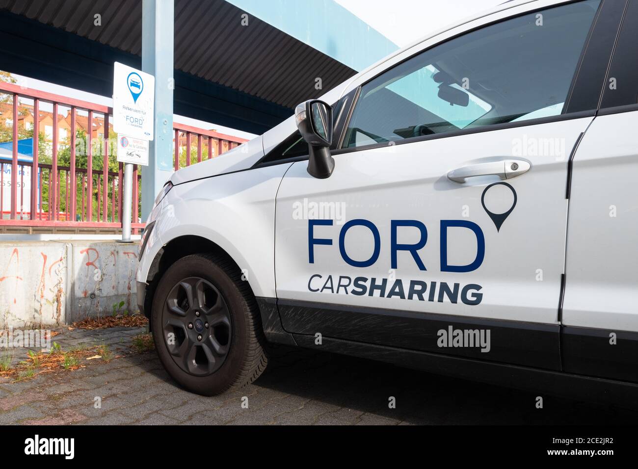 Voiture de partage Ford garée dans un espace alloué à la gare, Idstein, Hesse, Allemagne, Europe Banque D'Images
