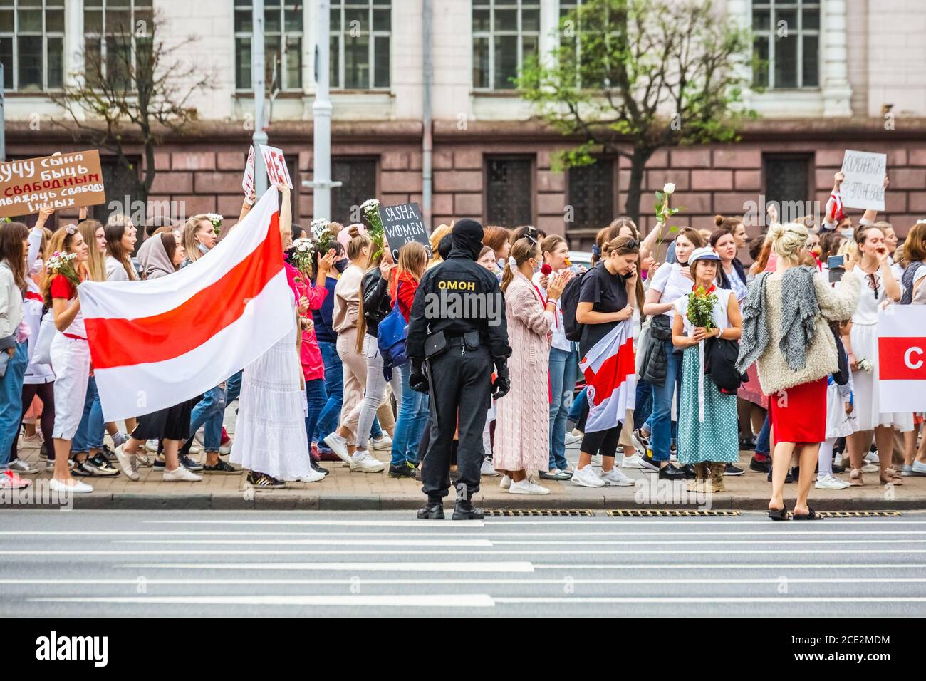 Des femmes lors de manifestations pacifiques en Biélorussie contre des élections présidentielles truquées à Minsk, en Biélorussie. Minsk, Bélarus - août 30 2020. Banque D'Images