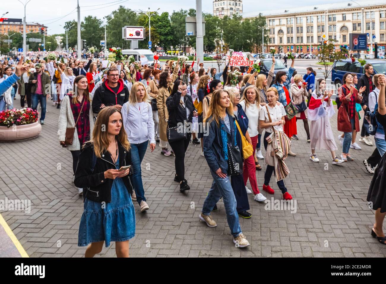 Des femmes lors de manifestations pacifiques en Biélorussie contre des élections présidentielles truquées à Minsk, en Biélorussie. Minsk, Bélarus - août 30 2020. Banque D'Images