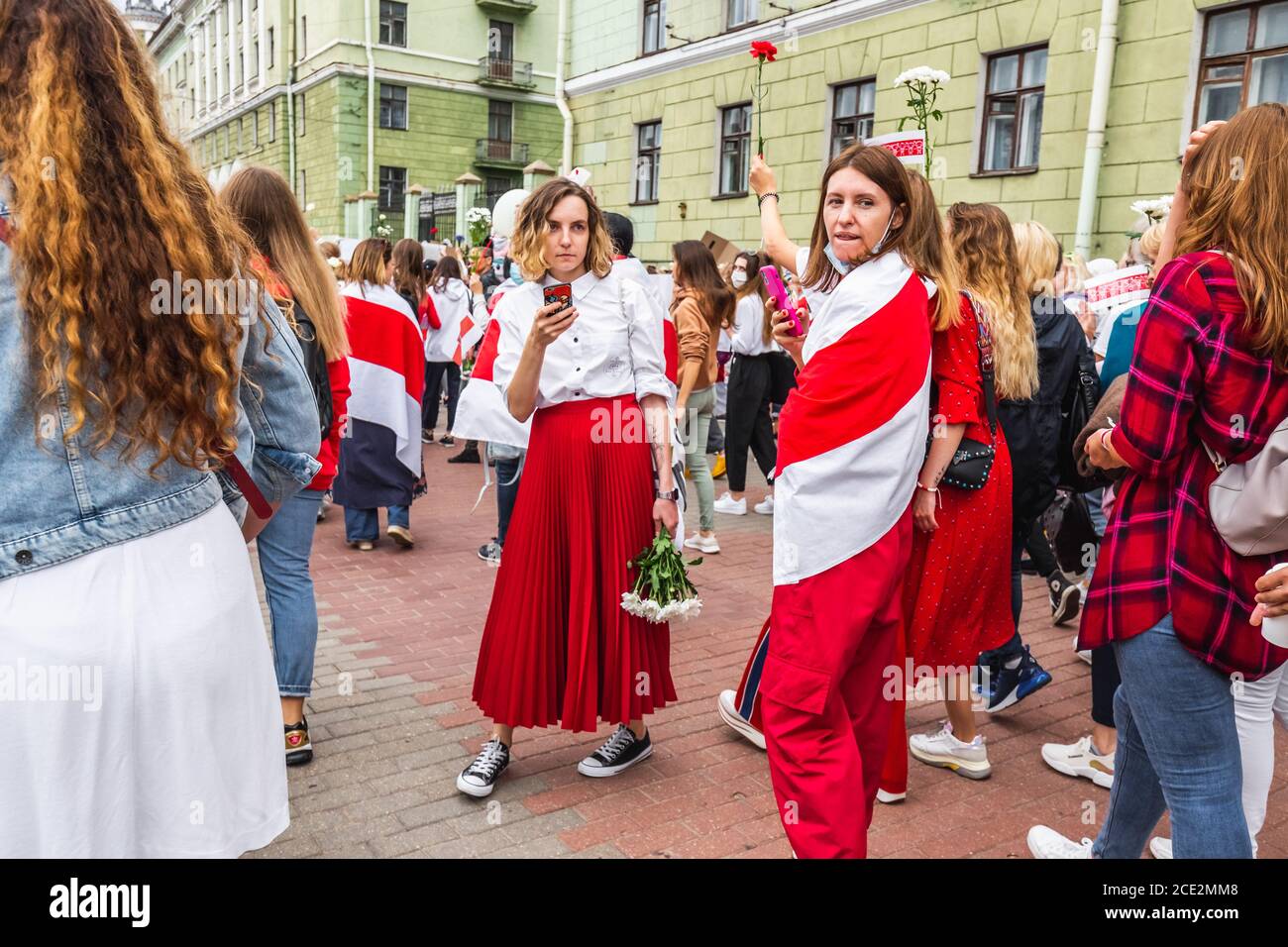 Des femmes lors de manifestations pacifiques en Biélorussie contre des élections présidentielles truquées à Minsk, en Biélorussie. Minsk, Bélarus - août 30 2020. Banque D'Images