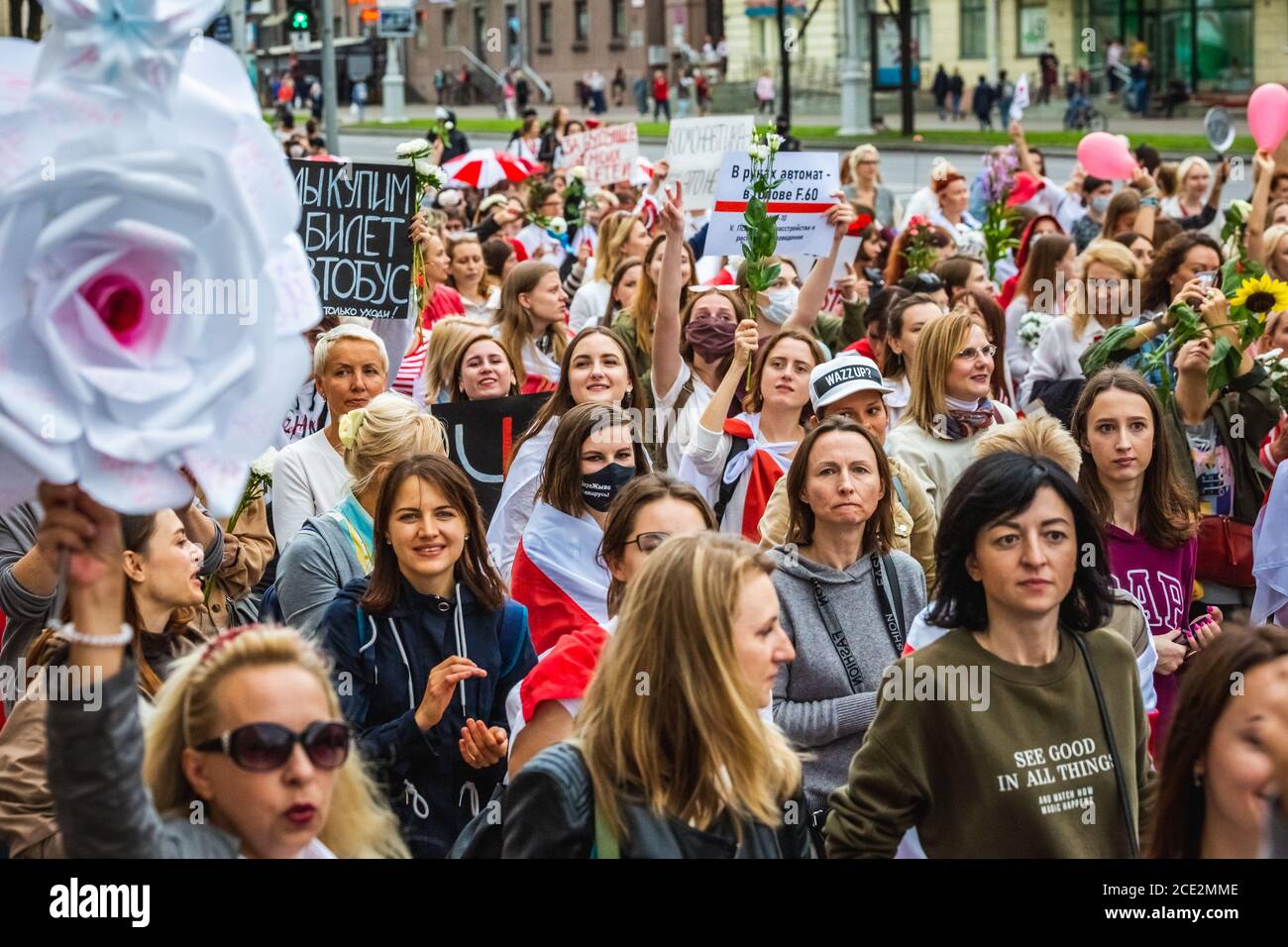 Des femmes lors de manifestations pacifiques en Biélorussie contre des élections présidentielles truquées à Minsk, en Biélorussie. Minsk, Bélarus - août 30 2020. Banque D'Images