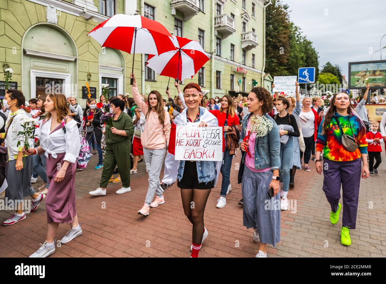 Des femmes lors de manifestations pacifiques en Biélorussie contre des élections présidentielles truquées à Minsk, en Biélorussie. Minsk, Bélarus - août 30 2020. Banque D'Images