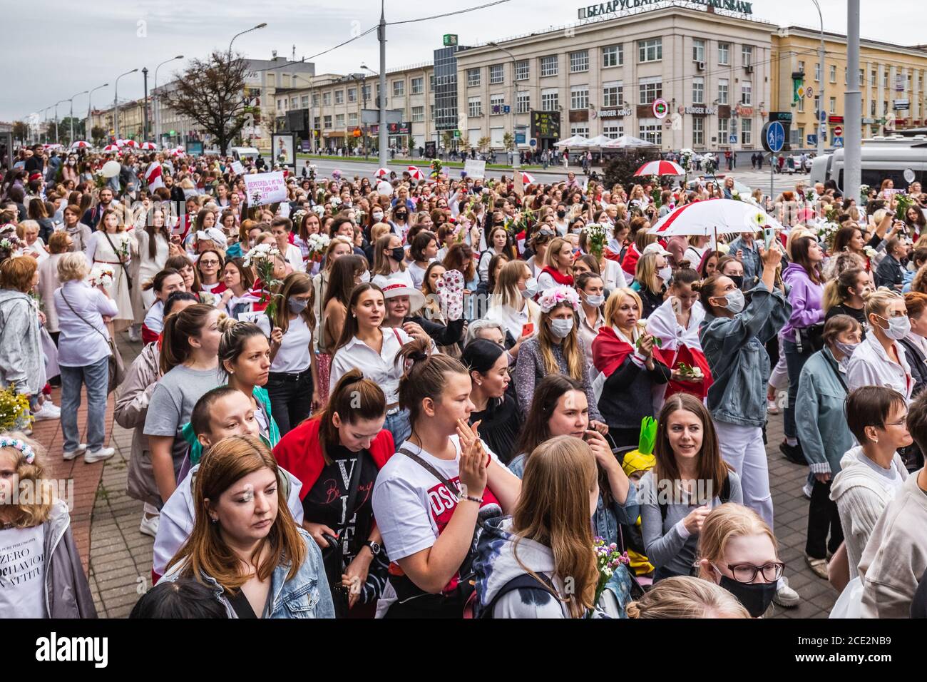 Des femmes lors de manifestations pacifiques en Biélorussie contre des élections présidentielles truquées à Minsk, en Biélorussie. Minsk, Bélarus - août 30 2020. Banque D'Images