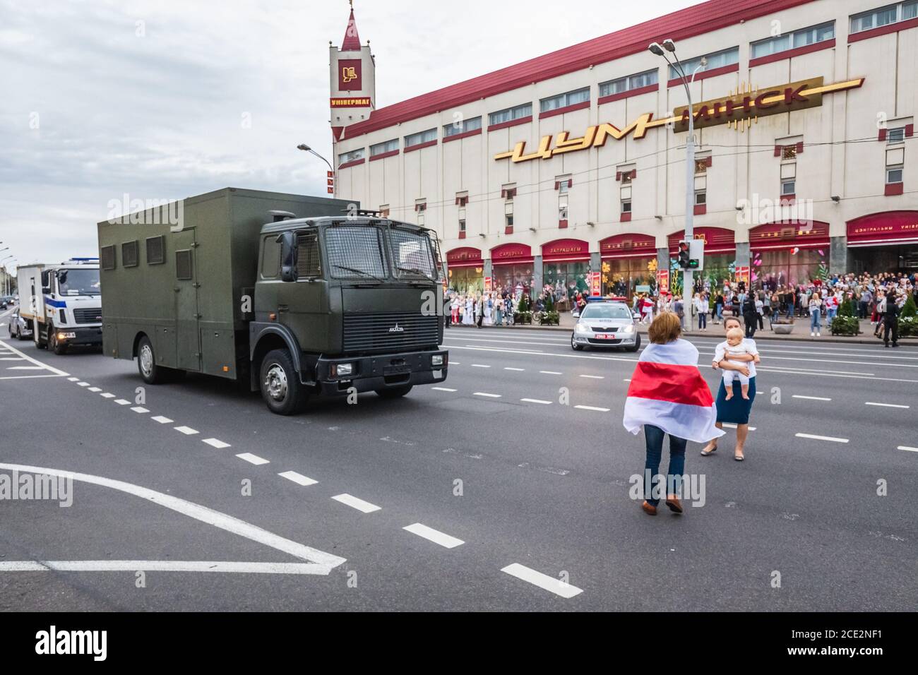 Les femmes avec des enfants bloquent la route pour les véhicules de police lors de manifestations pacifiques en Biélorussie contre les élections présidentielles truquées à Minsk, en Biélorussie. Minsk, soit Banque D'Images