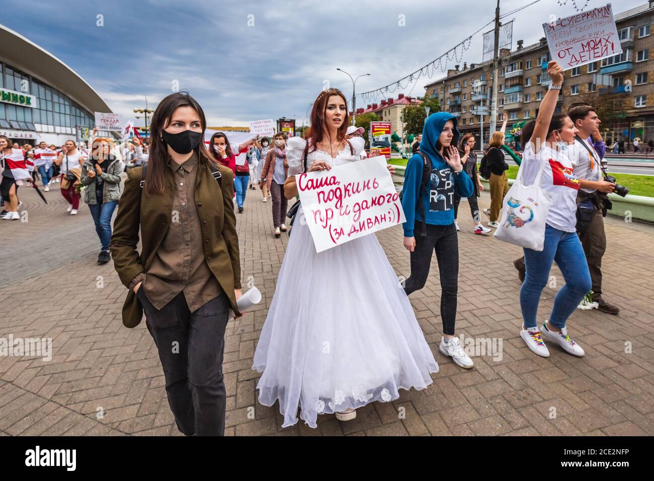 Des femmes lors de manifestations pacifiques en Biélorussie contre des élections présidentielles truquées à Minsk, en Biélorussie. Minsk, Bélarus - août 30 2020. Banque D'Images