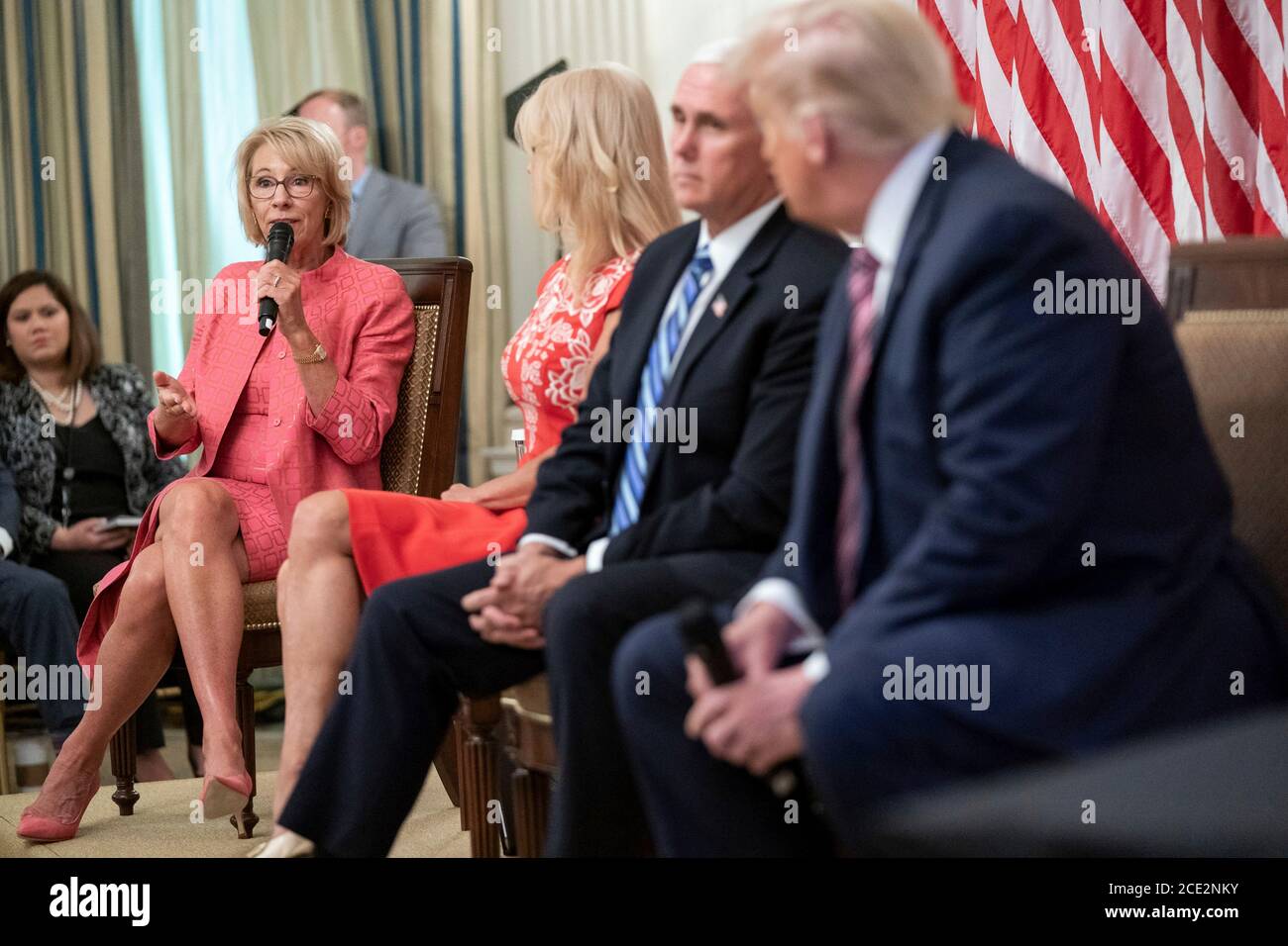 Le président américain Donald Trump, à droite, écoute les remarques de la secrétaire à l'éducation Betsy DeVos lors d'une table ronde sur Kids First: Getting American Children Back to School in the State Dining Room of the White House, le 12 août 2020 à Washington, DC. Banque D'Images