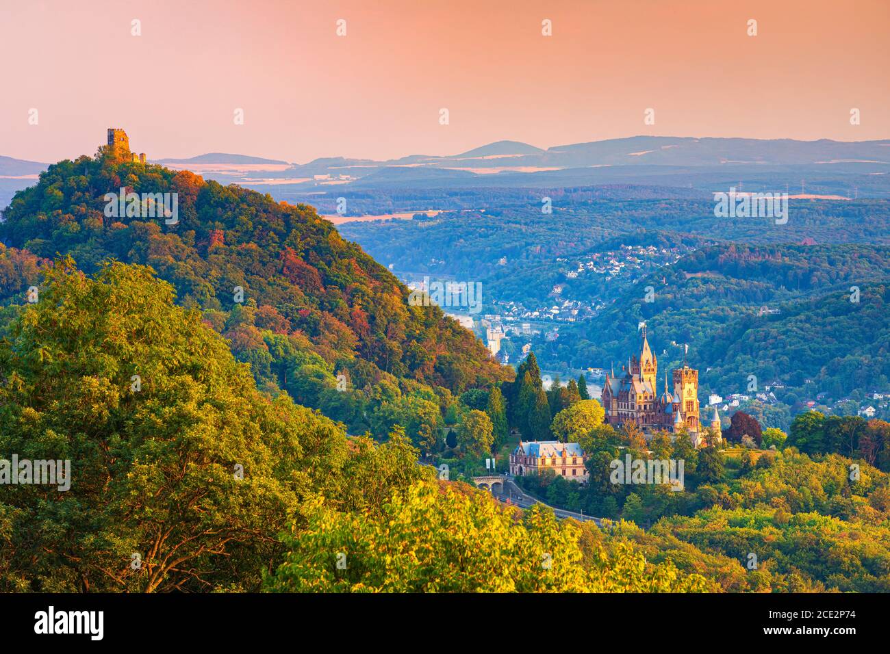 Drachenburg au crépuscule. Schloss Drachenburg est une villa privée de style palais et construite à la fin du XIXe siècle. Elle a été réalisée en seulement Banque D'Images