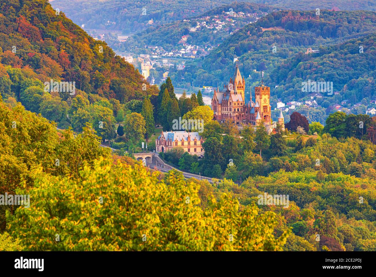 Drachenburg au crépuscule. Schloss Drachenburg est une villa privée de style palais et construite à la fin du XIXe siècle. Elle a été réalisée en seulement Banque D'Images