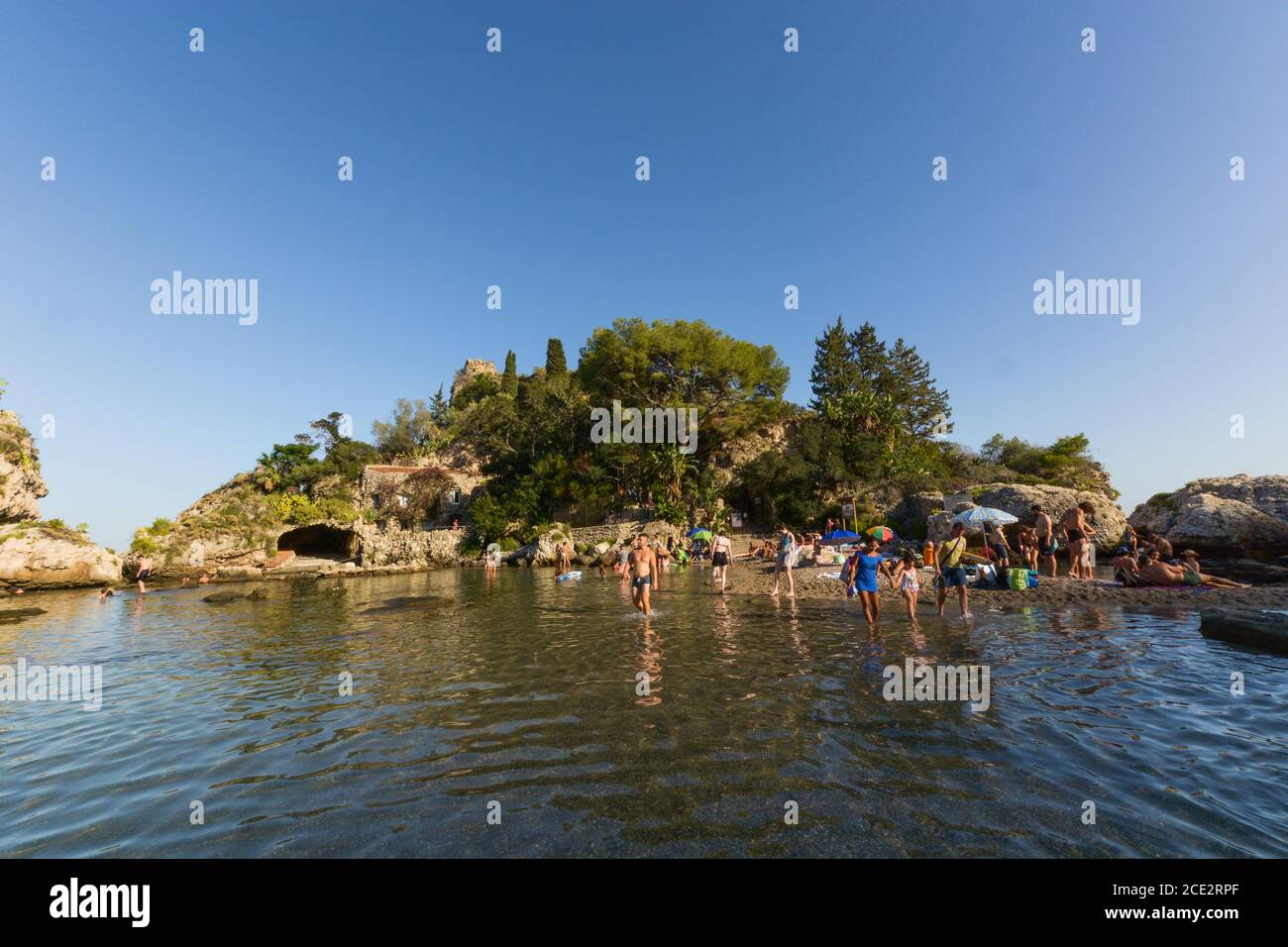 Taormina, Sicile, Italie du Sud - août 27 2020 - surpeuplé le famus Isola Bella à Taormina. Banque D'Images