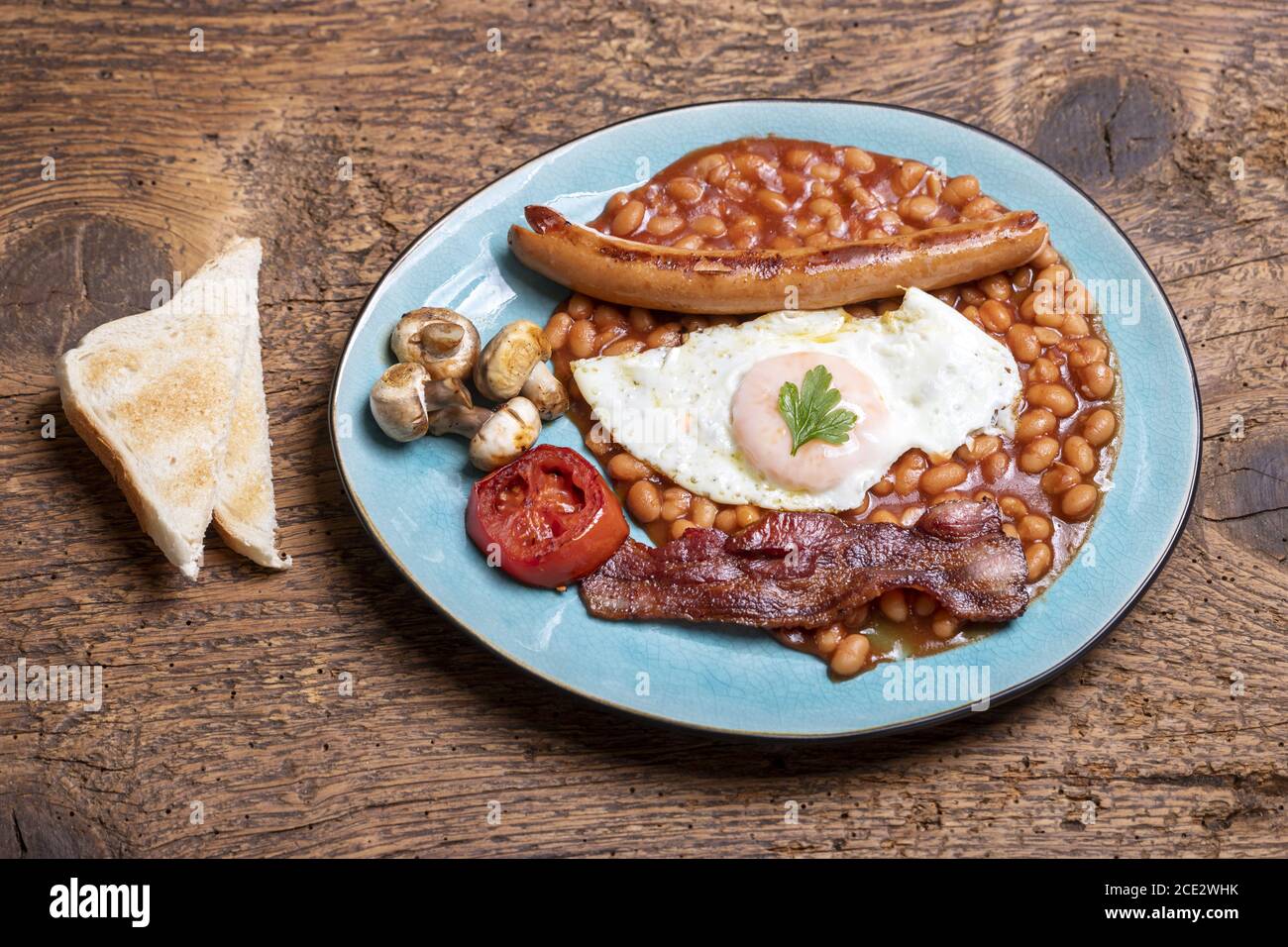 Petit déjeuner anglais complet sur l'assiette Banque D'Images