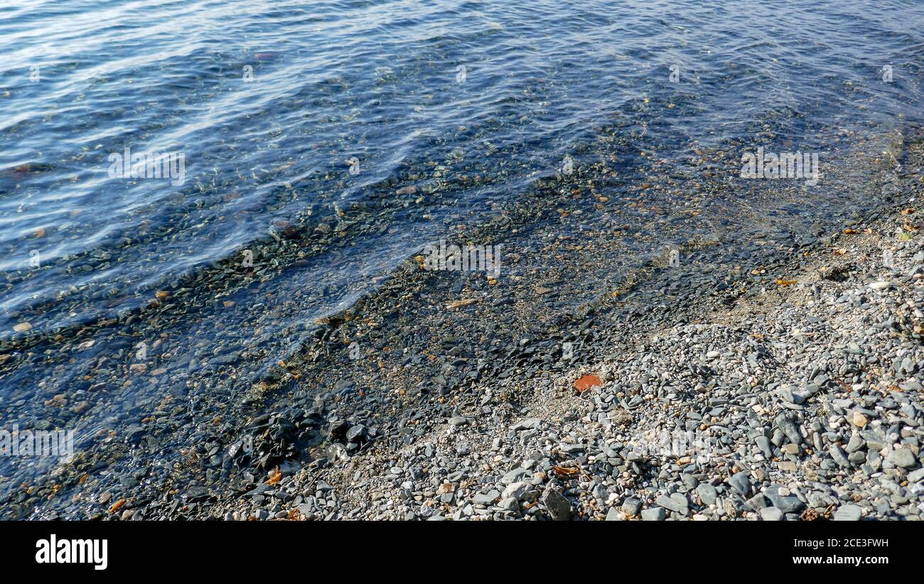 Turgoyak est un très beau lac dans l'Oural du Sud, près de la ville de Miass. L'eau est belle et propre, les rayons de soleil, la détente et la vue magnifique. Banque D'Images