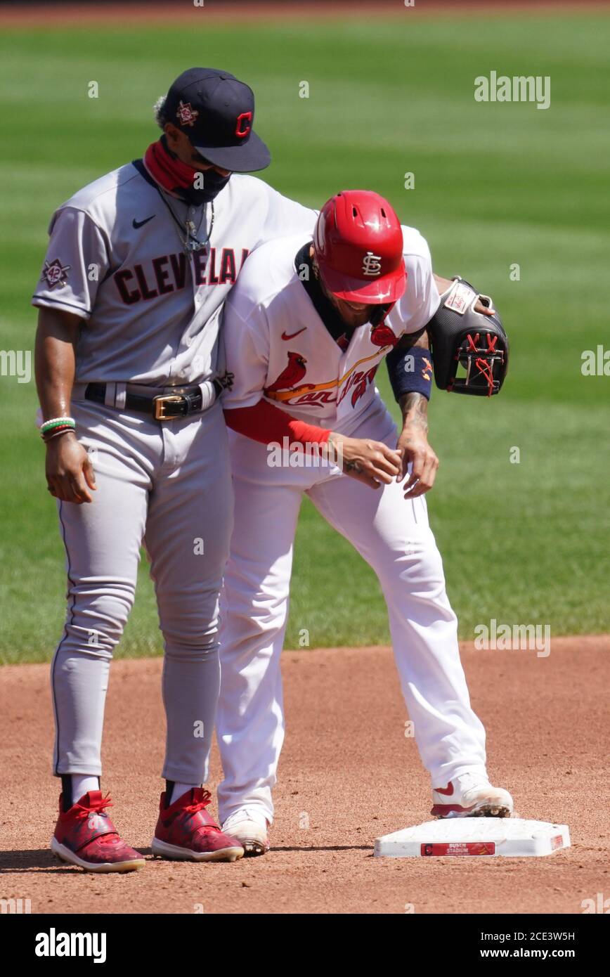 Francisco Lindor, un arrêt des Cleveland Indians, épouse les Cardinals de St. Louis Yadier Molina, deuxième base du Busch Stadium à St. Louis, le dimanche 30 août 2020. Photo de Bill Greenblatt/UPI Banque D'Images