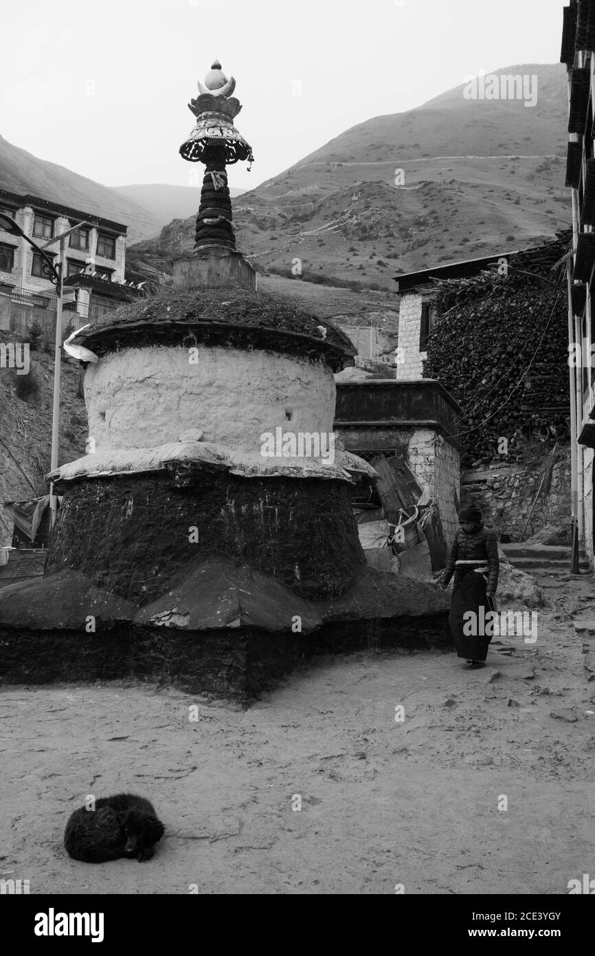 Une nonne médite autour d'un stupa, Tidrom Nunnery, Tibet Banque D'Images
