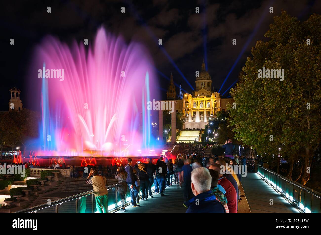 Fontaine magique Barcelone pleine de couleurs la nuit, en Espagne Banque D'Images