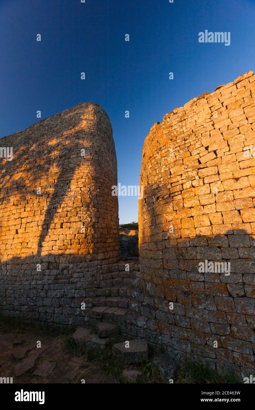 Grandes ruines du Zimbabwe, grand mur et entrée de la Grande enceinte, ancienne capitale de la civilisation Bantu, province de Masvingo, Zimbabwe, Afrique Banque D'Images