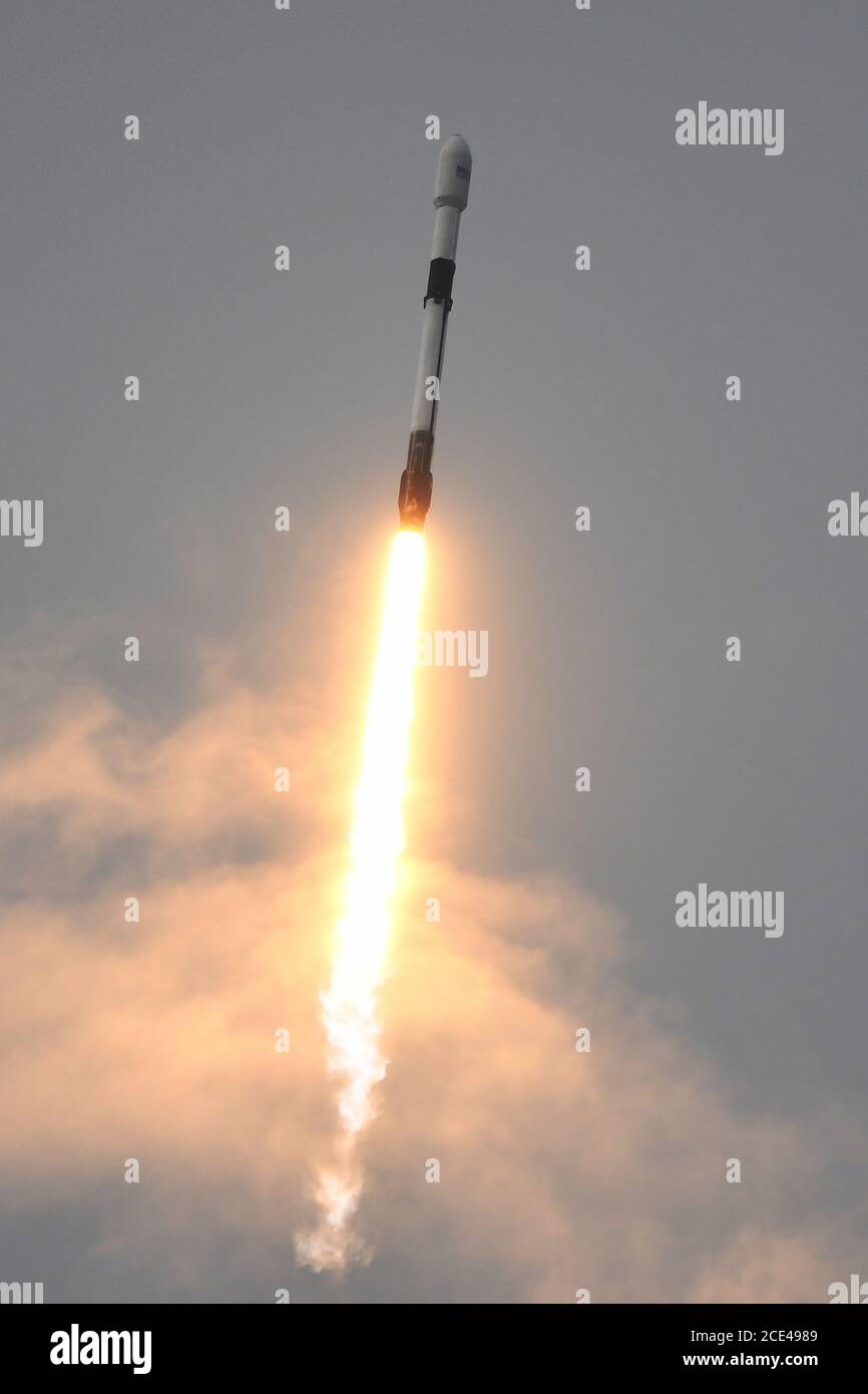 Cape Canaveral, Floride, États-Unis. 30 août 2020. Une fusée SpaceX Falcon 9 est lancée à 7 h 18 du complexe 40 à la station de l'aviation de Cape Canaveral, en Floride, le dimanche 30 août 2020. Falcon est à bord d'un satellite d'observation de la Terre, SAOCOM 1B, pour l'agence spatiale Argentine. Photo de Joe Marino/UPI crédit: UPI/Alay Live News crédit: UPI/Alay Live News Banque D'Images