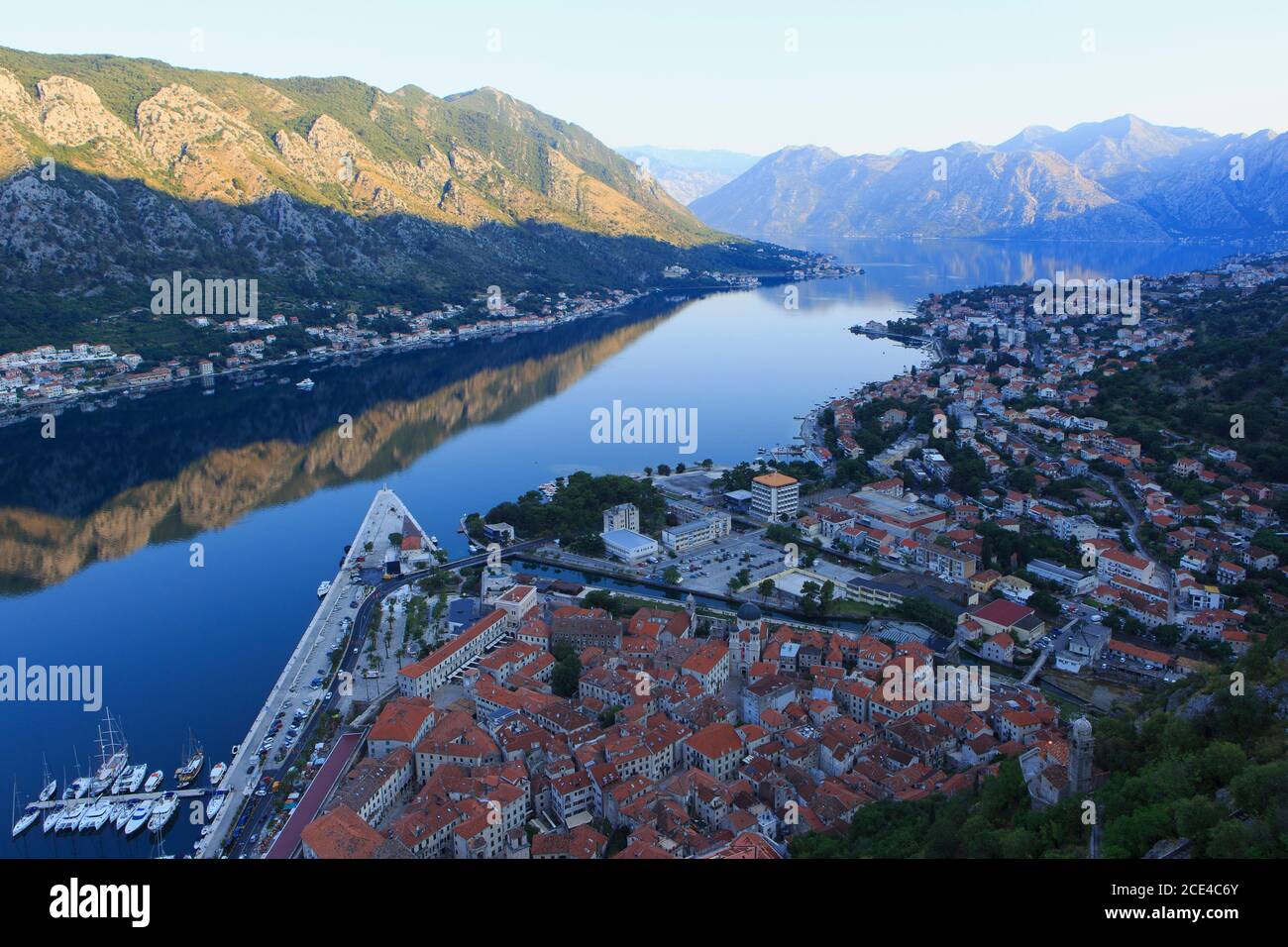 Vue panoramique depuis la forteresse de Saint John, sur la baie de Kotor, au Monténégro Banque D'Images