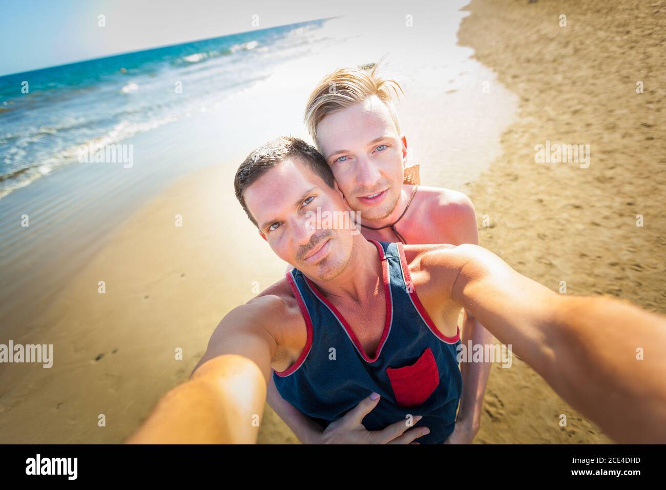 couple gay amoureux à la plage Banque D'Images