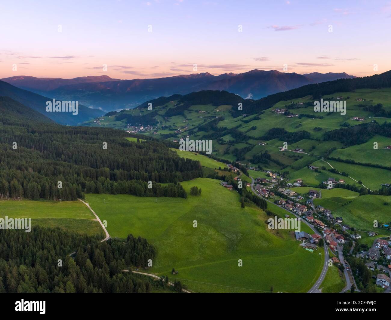 Drone aérien tourné de Santa Magdalena Maddalena St Val di Funes dans les Dolomites Alpes italiennes au lever du soleil Banque D'Images