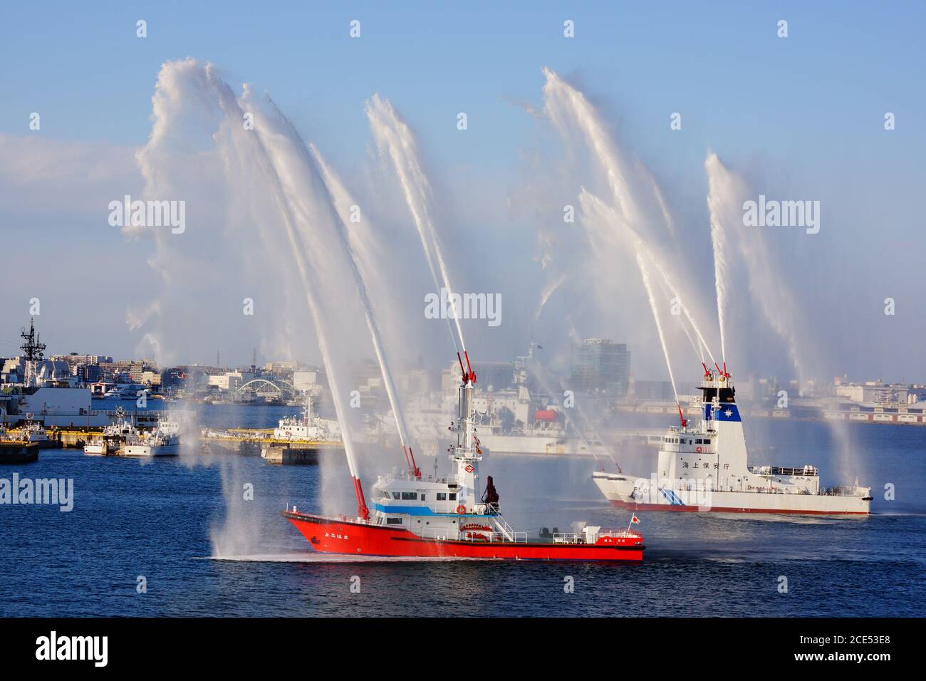 Navires de lutte contre l'incendie à la formation de décharge d'eau Banque D'Images