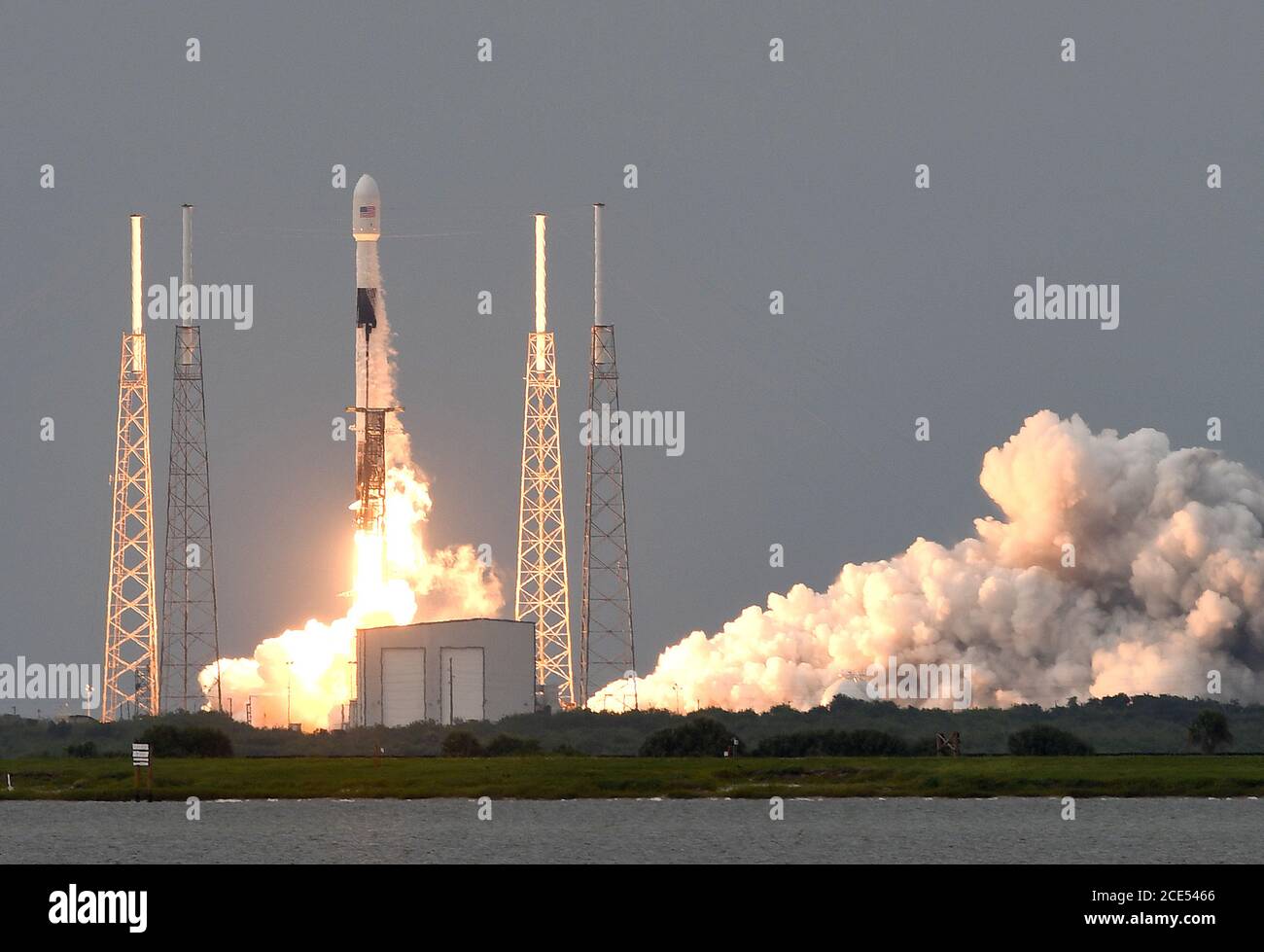 Cape Canaveral, Floride, États-Unis. Le 30 août 2020 - Cape Canaveral, Floride, États-Unis - UNE fusée SpaceX Falcon 9 transportant le satellite d'observation de la Terre SAOCOM 1B pour CONAE, l'agence spatiale Argentine, lance à partir du PAD 40 à la station aérienne de Cape Canaveral le 30 août 2020 à Cape Canaveral, Floride. (Paul Hennessy/Alamy Live News) Banque D'Images