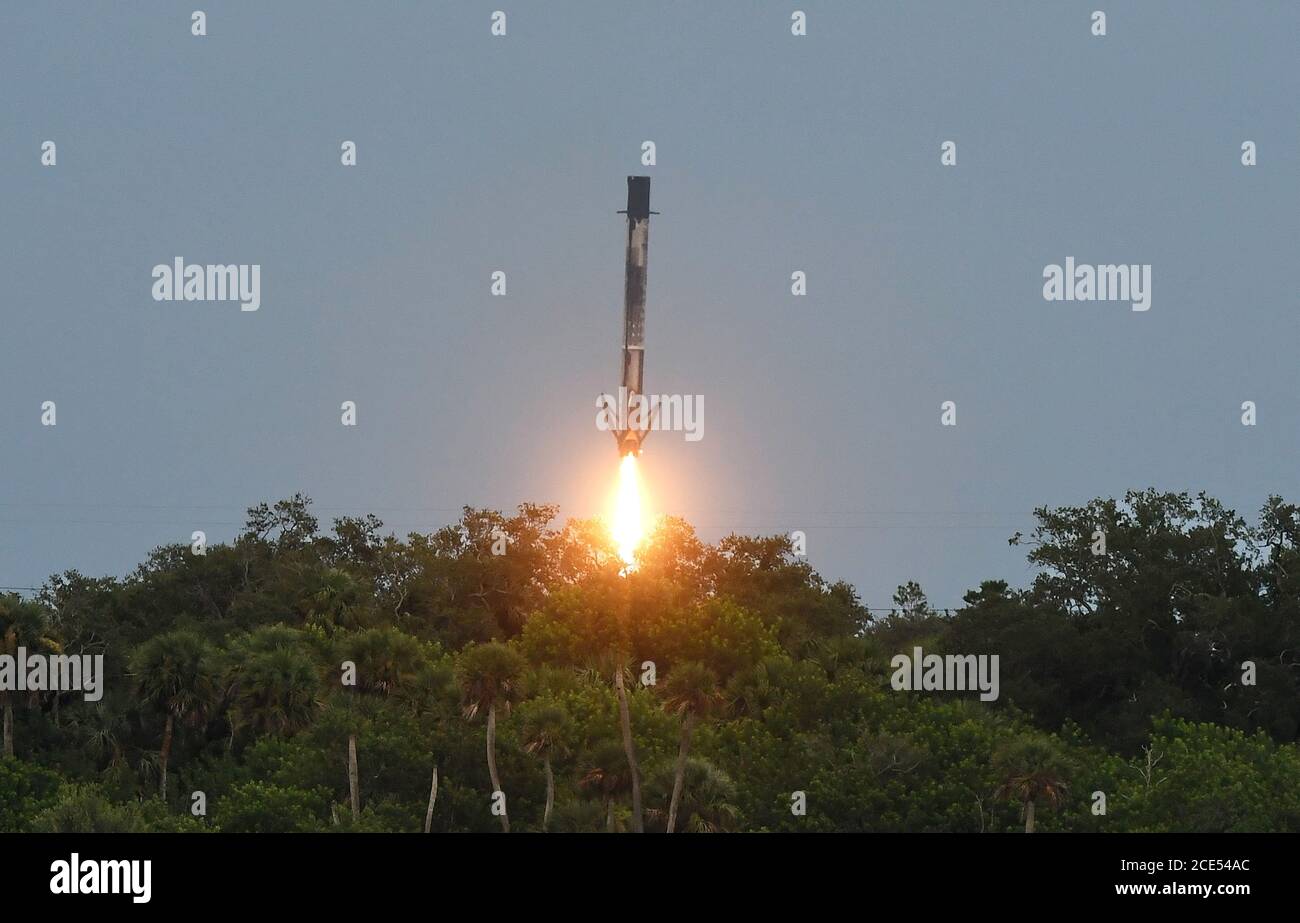 Cape Canaveral, Floride, États-Unis. 30 août 2020 - Cape Canaveral, Floride, États-Unis - la première étape d'une fusée SpaceX Falcon 9 se prépare à atterrir après son lancement depuis la station aérienne de Cape Canaveral avec le satellite d'observation de la terre SAOCOM 1B pour CONAE, l'agence spatiale Argentine, le 30 août 2020 à Cape Canaveral, Floride. (Paul Hennessy/Alamy Live News) Banque D'Images