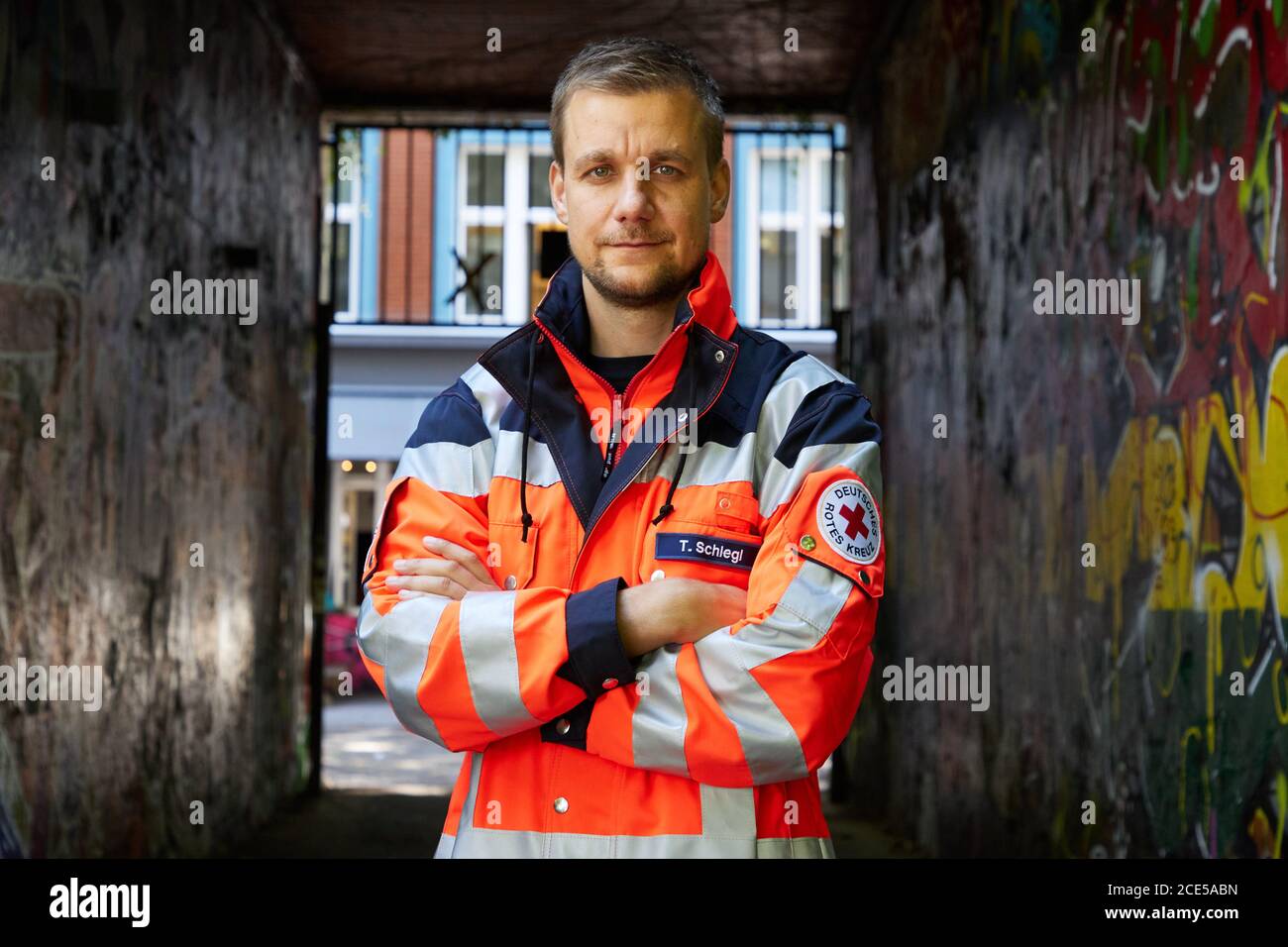 Hambourg, Allemagne. 11 août 2020. Tobias Schlegl, musicien, présentateur, auteur et paramédic d'urgence, porte une veste paramédic lors d'une séance photo dans le Schanzenviertel à l'occasion de la présentation de son nouveau livre 'Schockraum' (Shock Room). (À dpa 'Schockraum' par Tobi Schlegl- roman sur le service de sauvetage au lieu de la thérapie') Credit: Georg Wendt/dpa/Alay Live News Banque D'Images
