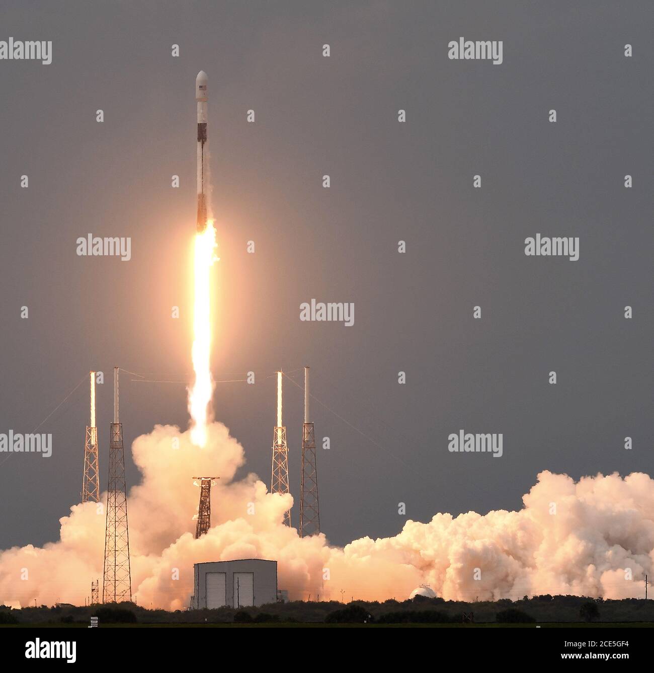 Cape Canaveral, États-Unis. 30 août 2020. Une fusée SpaceX Falcon 9 transportant le satellite d'observation de la Terre SAOCOM 1B pour CONAE, l'agence spatiale Argentine, a été lancée à partir du PAD 40 à la station aérienne de Cape Canaveral. Crédit : SOPA Images Limited/Alamy Live News Banque D'Images