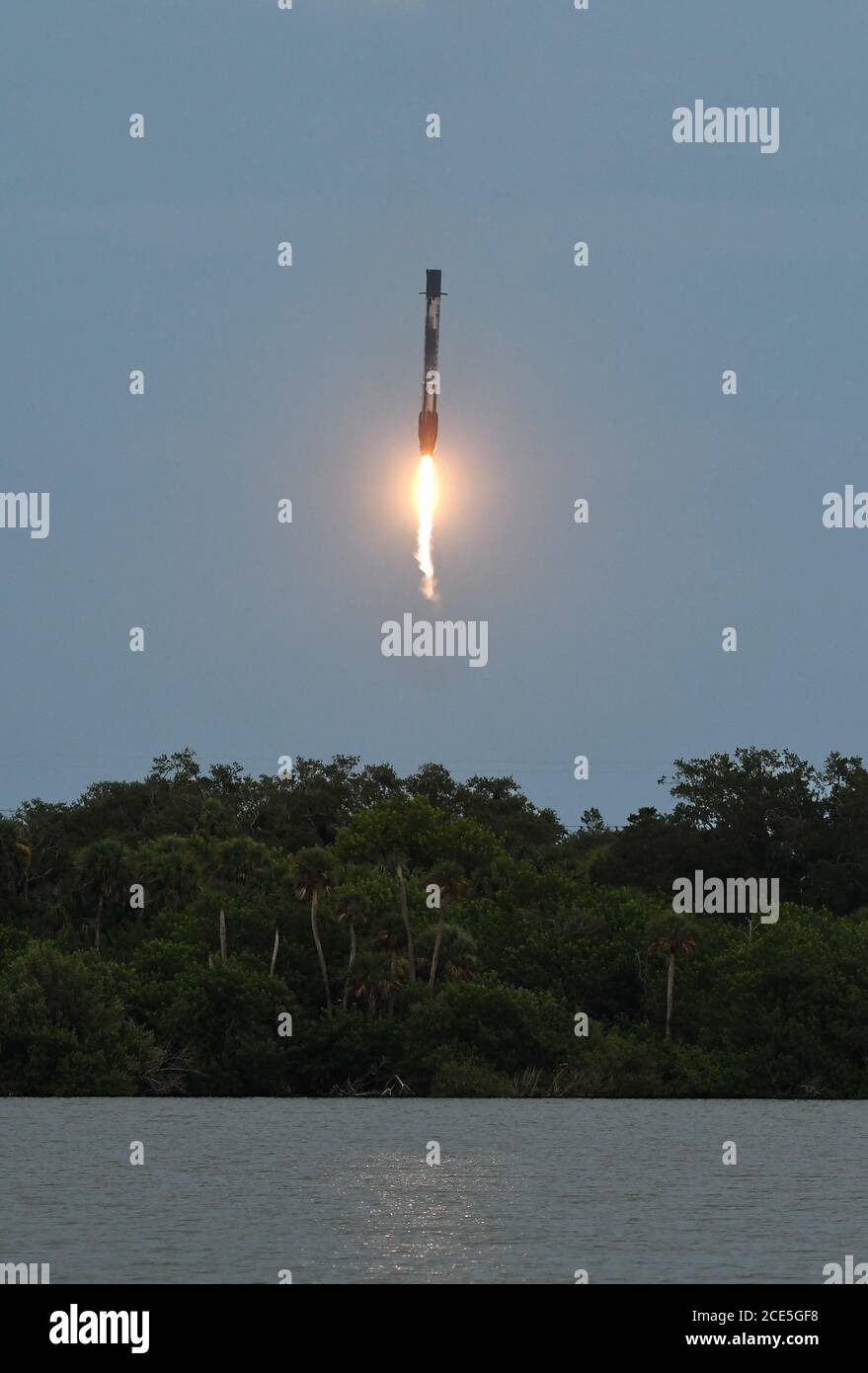 Cape Canaveral, États-Unis. 30 août 2020. La première étape d'une fusée SpaceX Falcon 9 se prépare à atterrir après avoir été lancée à partir de la station aérienne de Cape Canaveral transportant le satellite d'observation de la Terre SAOCOM 1B pour CONAE, l'agence spatiale Argentine. Crédit : SOPA Images Limited/Alamy Live News Banque D'Images