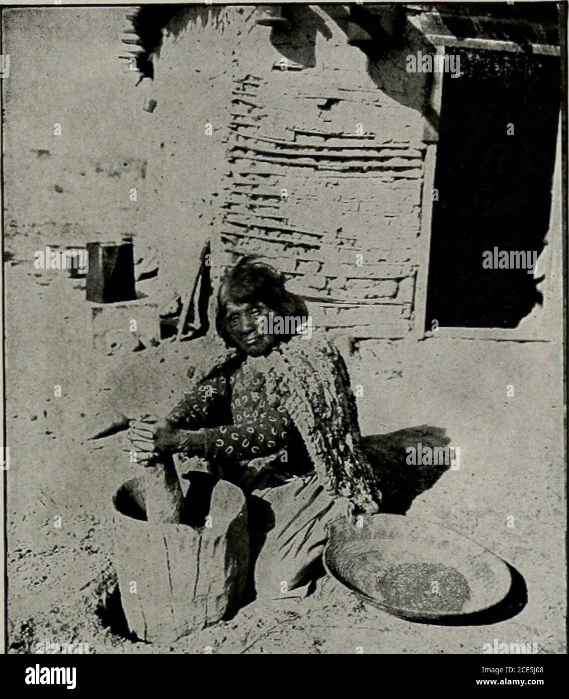 . Les secrets de la santé des Indiens : ou, ce que la race blanche peut apprendre de l'Indien . INDIANA CUISINE CORNIN UN FOUR SOUTERRAIN. Que je suis censé m'asseoir et manger du frugalmeal que la famille a préparé pour elle-même. Mon affirmation est que c'est le véritable esprit de la hos-pitalité. Vous vous sentez comme à la maison. Vous êtes une de la famille. La formalité est délivrée avec; vous êtes chaleureusement accueilli, et fait tofeel à l'aise. C'est d'être à la maison, c'est théamical, l'humain, la chose humaine à faire. Le travail d'Unneces-sary est évité; le visiteur n'est pas affligé en voyant son hôte Banque D'Images