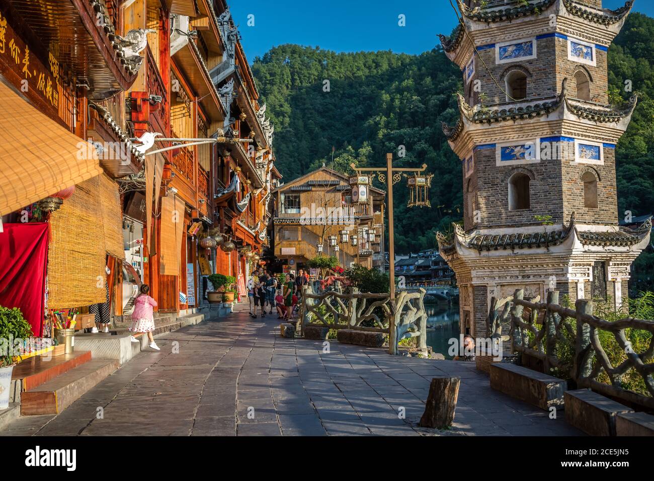 Sentier pavé à côté de la tour de pagode de Wanming à Fenghuang Banque D'Images