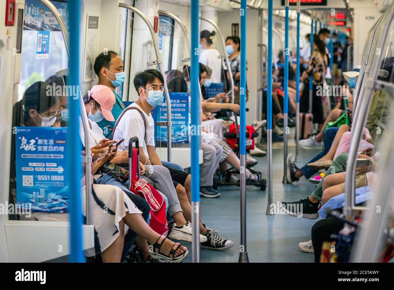Wuhan Chine , 29 août 2020 : Chinois portant des masques chirurgicaux à l'intérieur de la voiture de métro Wuhan à Wuhan Hubei Chine Banque D'Images