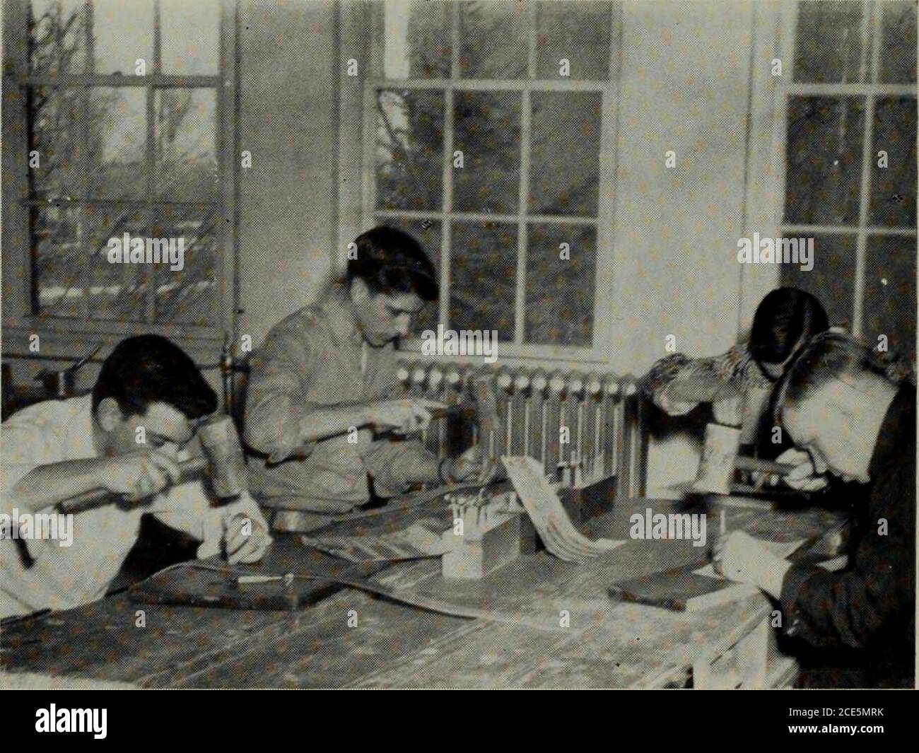 . Rapport biennal du surintendant de l'instruction publique de l'État du Montana. Partici-pat et où la timidité peut être surmontée et certains traits personnels indésirables rectifiés. Un tel développement prend également des placethrough des AC-tivités et des discussions du gouvernement étudiant dans lesquels les élèves apprennent à parler sans em-barragent. Le même développement vient également d'expertises dans l'éducation physique, le magasin, la maison-fabrication, l'art, la musique et l'ath-letics. Grâce à ces channelspupils découvrir ce qu'ils peuvent le plus dobest. Les aptitudes sont découvertes et les élèves sont autorisés à transformer leurs meilleures compétences dans ces activités Banque D'Images