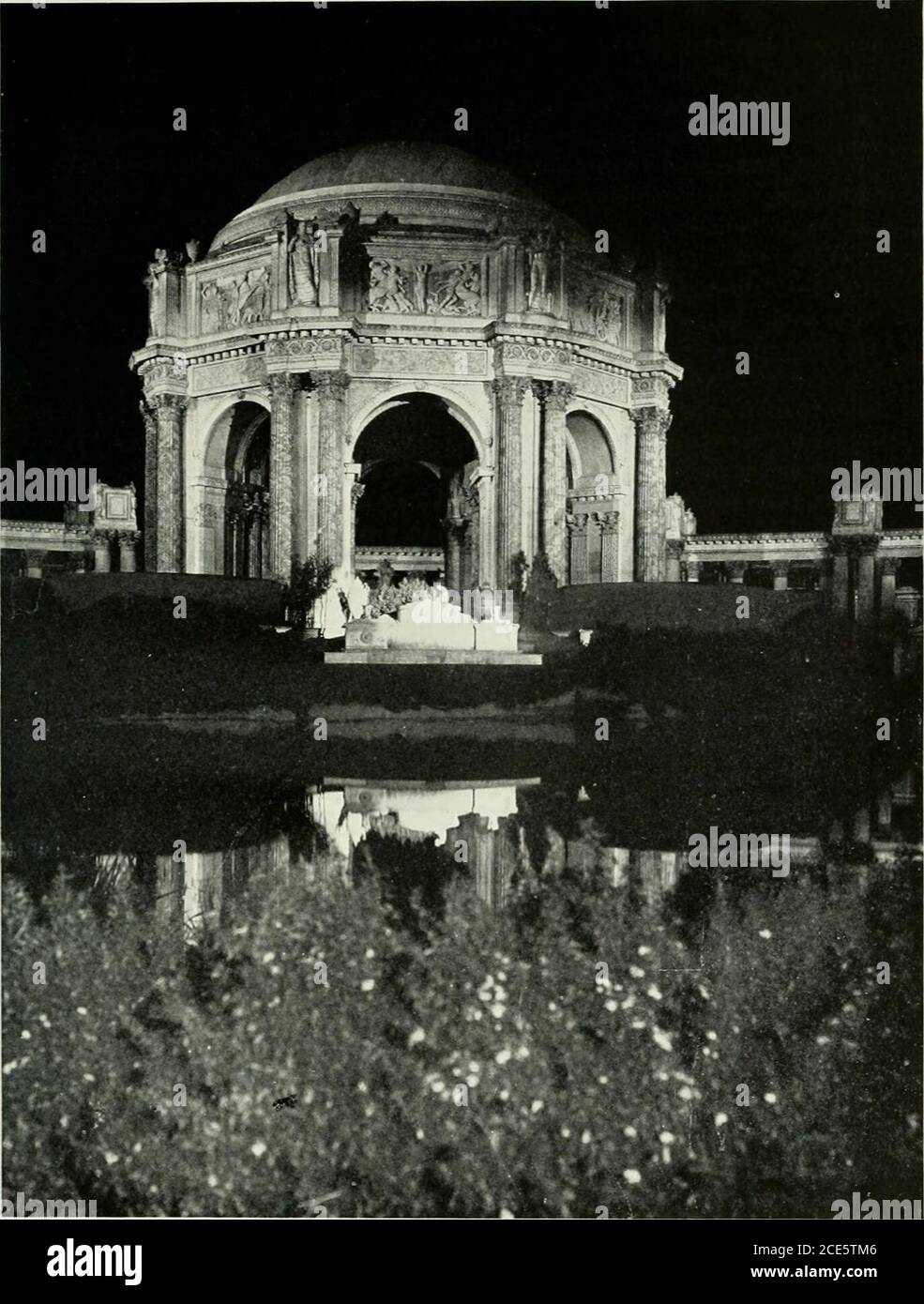 . L'histoire de l'exposition; étant l'histoire officielle de la célébration internationale tenue à San Francisco en 1915 pour commémorer la découverte de l'océan Pacifique et la construction du canal de Panama . soudé pour admettre des participants en uniforme, pour changer le nom d'un grand stand, Pour la délivrance de permis pour une personne résidant dans les bâtiments de l'État. Le divertissement devait être providpour les visiteurs officiels de distinction tels que l'escorte de la cloche de la liberté ou les théorateurs qui devaient fournir la nutrition intellectuelle pour les célébrations plus impor-tant. Le volume de s. Banque D'Images