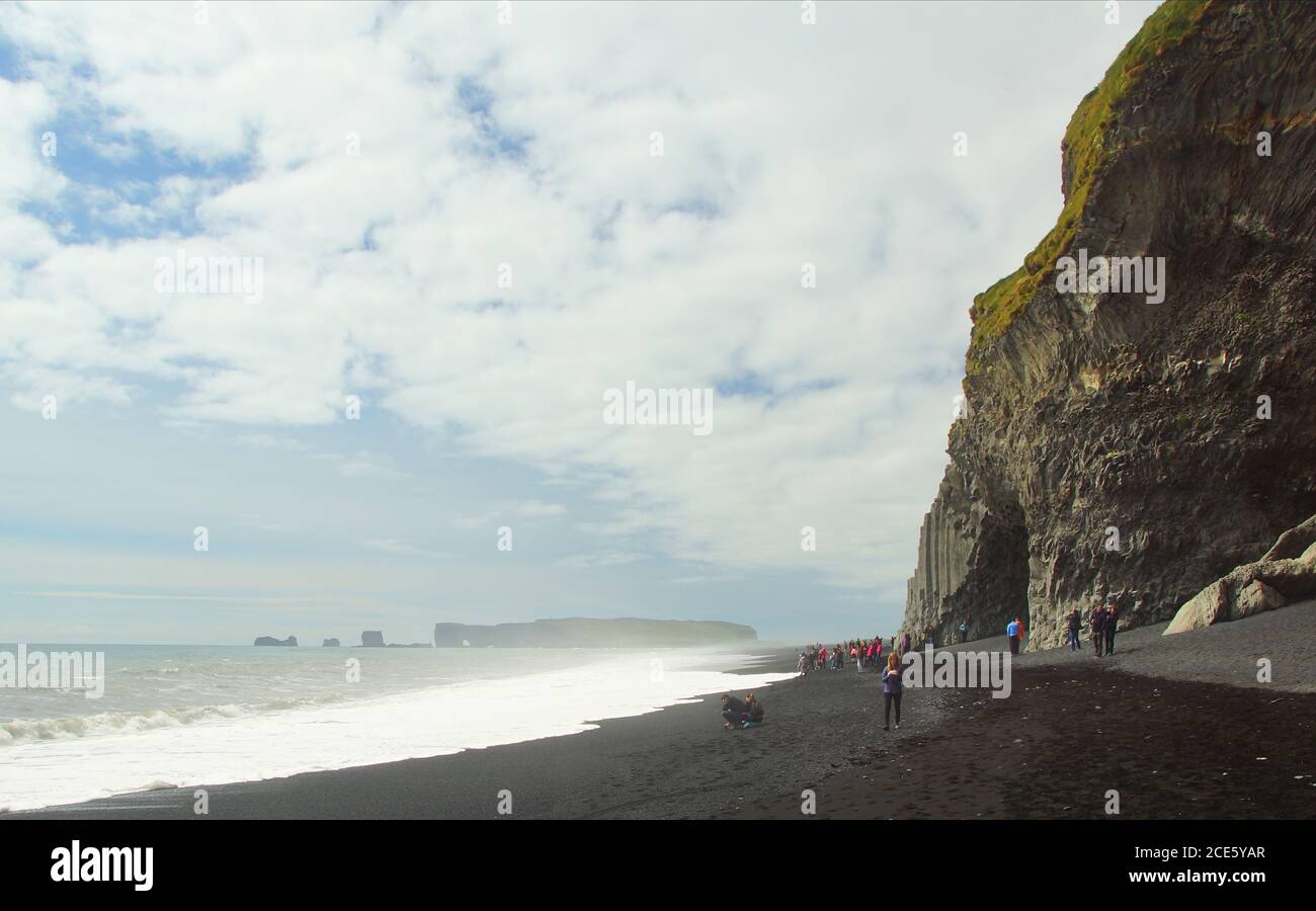 Exploration de la plage noire de Reinisfiyara Banque D'Images