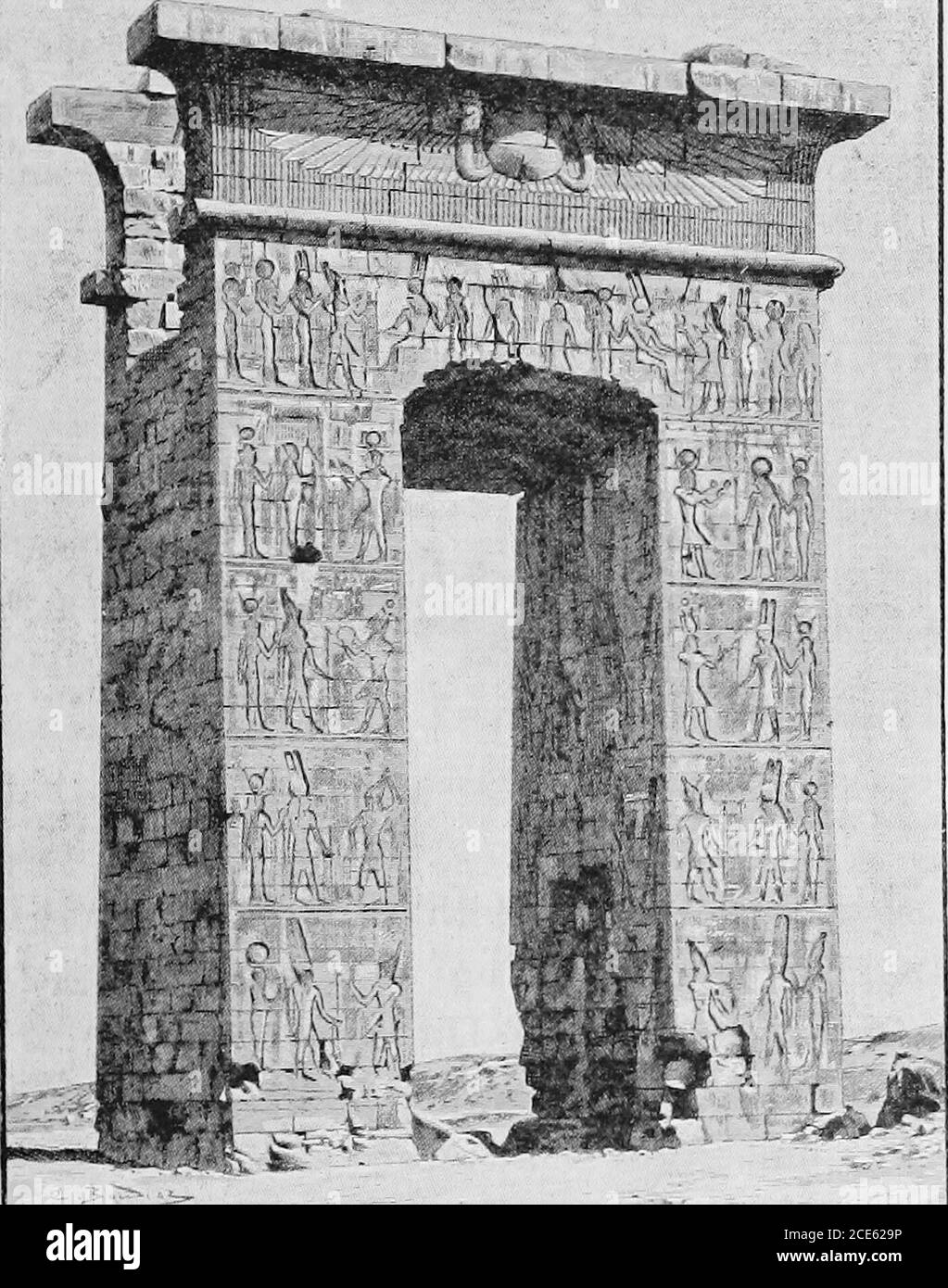 . Histoire de l'Égypte, de la Chaldée, de la Syrie, de la Babylonia et de l'Assyrie. LES BÂTIMENTS DES DEUX NECTANEBOS 315 lui-même, échappent à leur zèle, car les quelques Européens qui les ont havevisés dans les temps modernes ont observé là des théircartridges. En outre, malgré le bref espace de. GRANDE PORTE DE NECTAJIEBO À KAENAK. Temps dans lequel ils ont été réalisés, la majorité de ces œuvres ne trahissent aucun signe de la hâte ou de l'exécution de slipshod ; 1 dessiné par Boudier, d'une photographie de Beato. 31fi LES DERNIERS JOURS DE L'ANCIEN MONDE DE L'EST les artisans employés sur eux semblent avoir preserveddans leur pleine intégrité tout l'artistique Banque D'Images