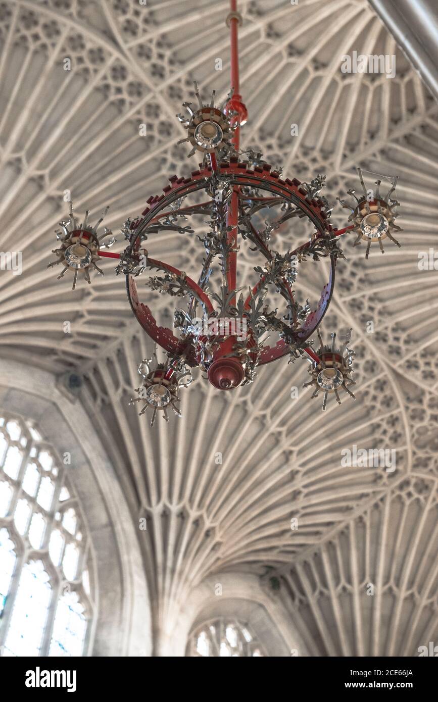 Le plus beau plafond voûté de ventilateur en Angleterre, Bath Abbey Cathedral, Royaume-Uni. Sir Gilbert Scott, architecte de restauration du XIXe siècle. lustre rouge de 150 ans. Banque D'Images