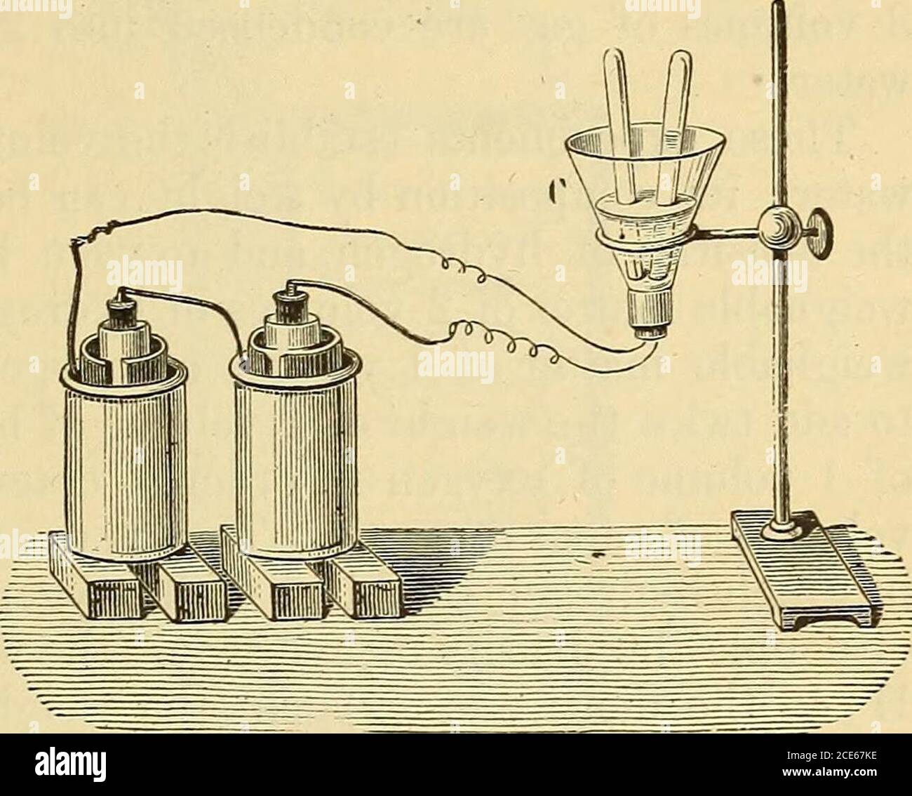 . Éléments de la chimie moderne . les ex-tremblements antérieurs sont con-nectés avec les pôles d'une batterie galvanique. Le courant-loyer passant par le liquide acidulé décompose la Fig 28. L'eau,^ et des bulles de gaz sont formés et augmentent rapidement à partir des two.platinum wiresqui constituent les pôles. Si deux petits tubes remplis d'eau sont inversés sur ces fils, les gaz peuvent être collectés,aud il sera constaté que le gaz désengagé au niveau du négativepole est sensiblement double dans le volume qui se dégage au niveau de la posi-tive. Le premier est l'hydrogène, et le second l'oxygène, et la proportion dans laquelle ces gaz sont fixés Banque D'Images