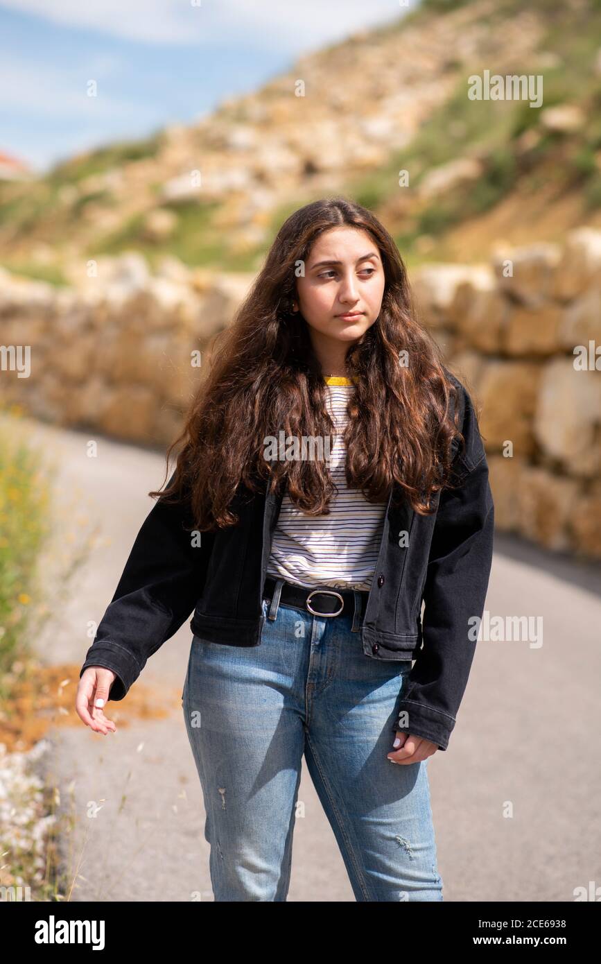 Une adolescente sérieuse qui regarde dehors Banque D'Images