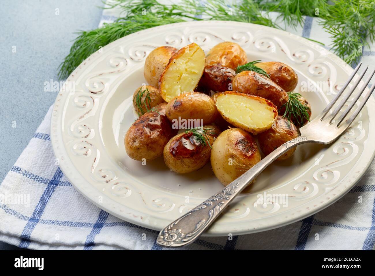 Jeunes pommes de terre cuites au four avec sel et aneth. Banque D'Images