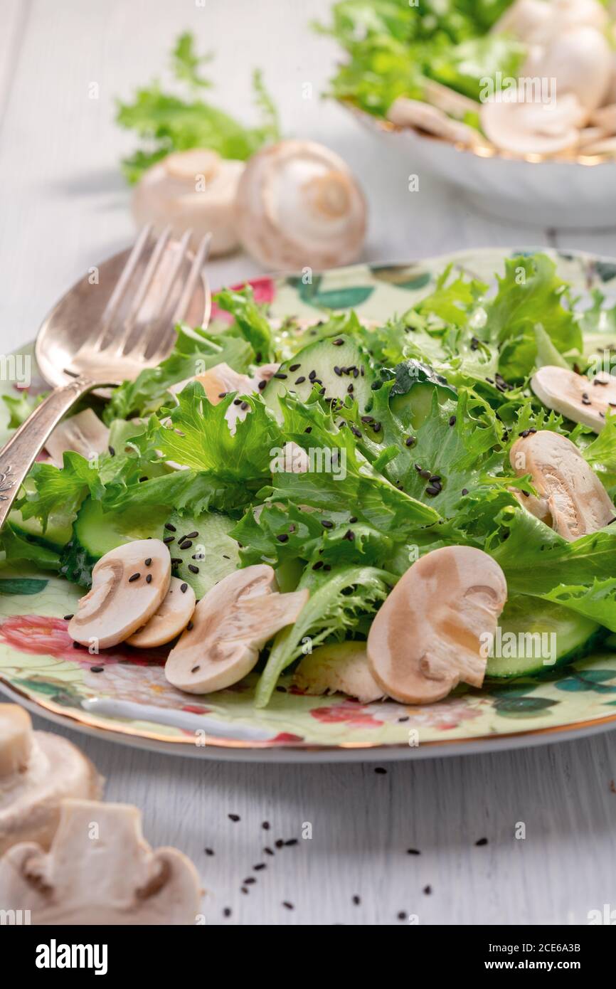 Salade de vitamines de concombres, salade verte et champignons crus. Banque D'Images