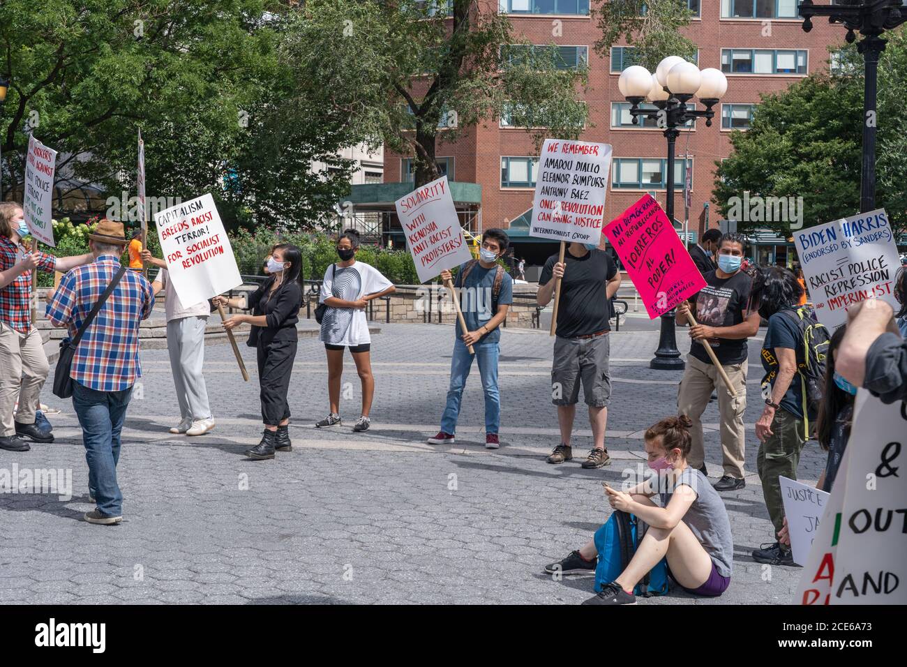 New York, États-Unis. 30 août 2020. Les manifestants portant un masque facial tiennent des pancartes lors de la manifestation du Groupe internationaliste en solidarité avec les manifestants antiracistes de Kenosha.la Garde nationale du Wisconsin a été déployée à Kenosha après que Blake ait été abattu plusieurs fois à proximité dans le dos lors d'une rencontre avec un policier, qui a été pris par vidéo. Crédit : SOPA Images Limited/Alamy Live News Banque D'Images