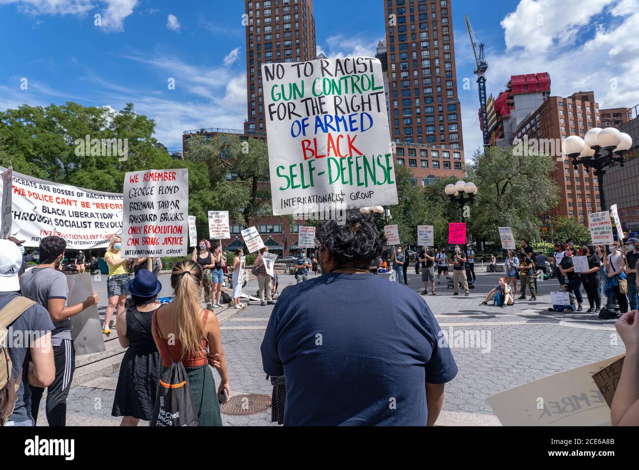 New York, États-Unis. 30 août 2020. Des manifestants tiennent des pancartes lors de la manifestation du Groupe internationaliste en solidarité avec les manifestants antiracistes de Kenosha.la Garde nationale du Wisconsin a été déployée à Kenosha après que Blake ait été abattu plusieurs fois à proximité dans le dos lors d'une rencontre avec un policier, qui a été pris par vidéo. Crédit : SOPA Images Limited/Alamy Live News Banque D'Images