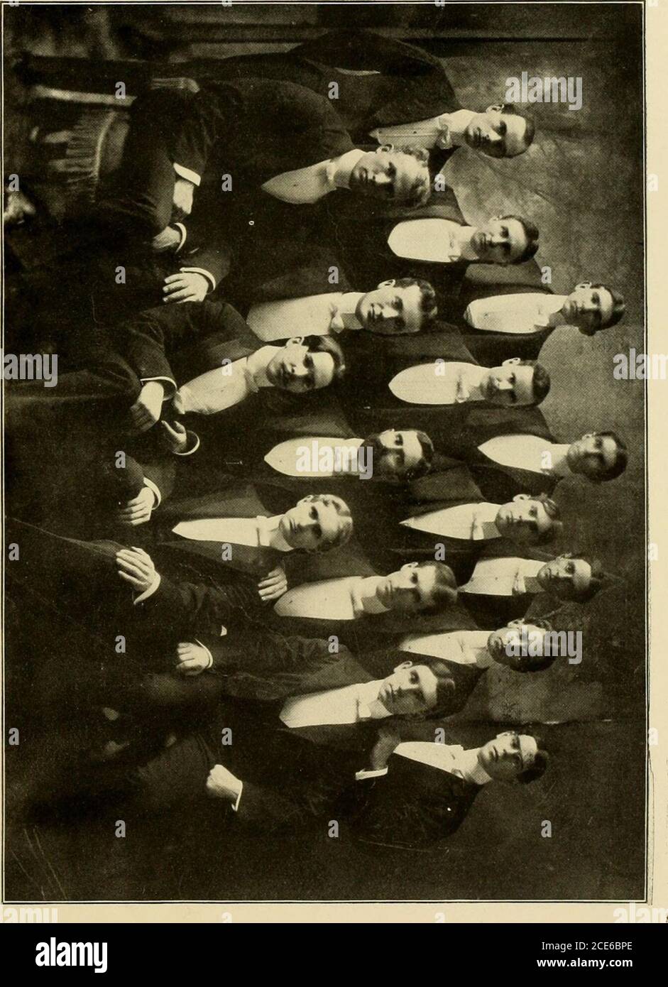 . La monticola 1901 . I. G. Lazzelle. Comité du programme. Jérôme H. Raymond, Thos. E. Winecoff, l. c. corbett. Comité sur les lieux de réunion. Thos. E. Hodges,Mlle Sadie R. Coyle,.Mme L. V. Keck. lo : alpha Tau Phi. Fondée à l'Episc()p;il Hall, février, lltiMi. W. H. MYERS, R. W. Trapnell, P. N. McDonald, H. C. Alexandre. Membres actifs. D. K. KUNST, T. Embleton, Alex. VGM. Miller, T. G. Hill, J. C. McMur23hy. Carel Robinson, W. G. Marten, anciens. L. S. Hall. Roscoe Brown, D. P. Sigourney, Mens Glee Club. ist ténor. Francis Clyde Hérod, Einmerson Carney, James Daily, Douglas L. B. McBride. ;^ 2ème Teno Banque D'Images